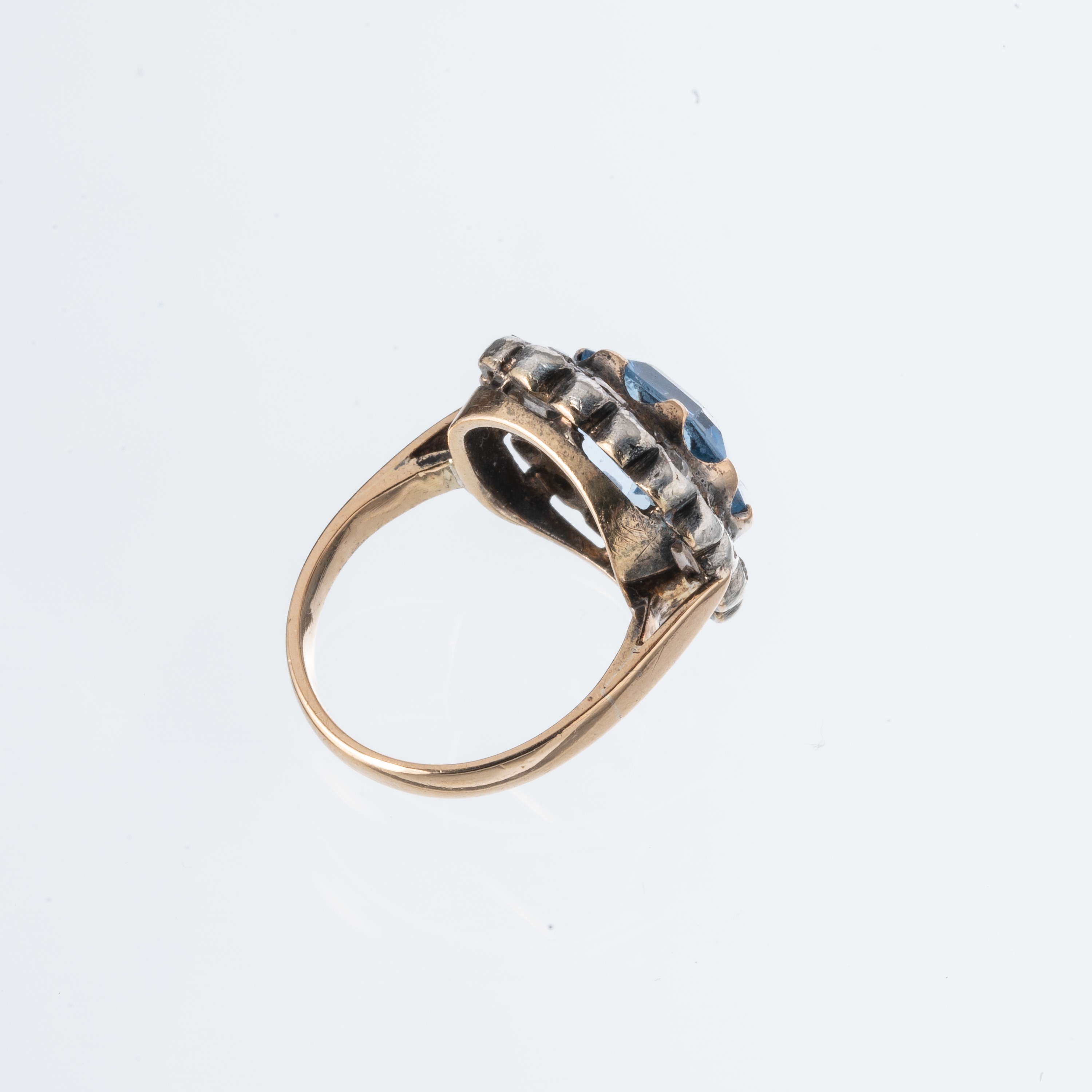 Anello in oro giallo 18 kt e argento con pietra azzurra sintetica, prima metà XX secolo
