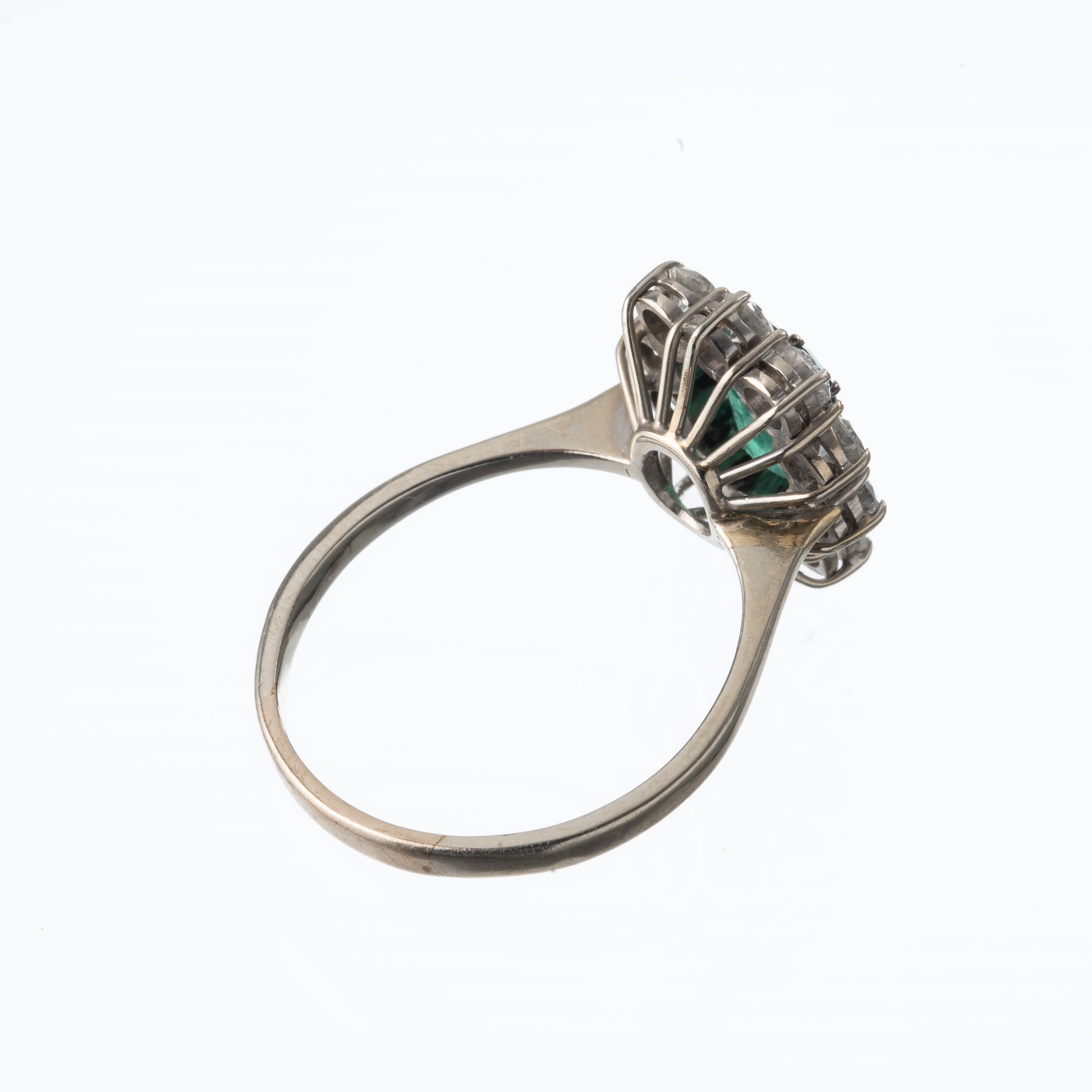 Anello in oro rosa 18 kt e argento con pietra verde sintetica centrale e contorno a rosette diama...