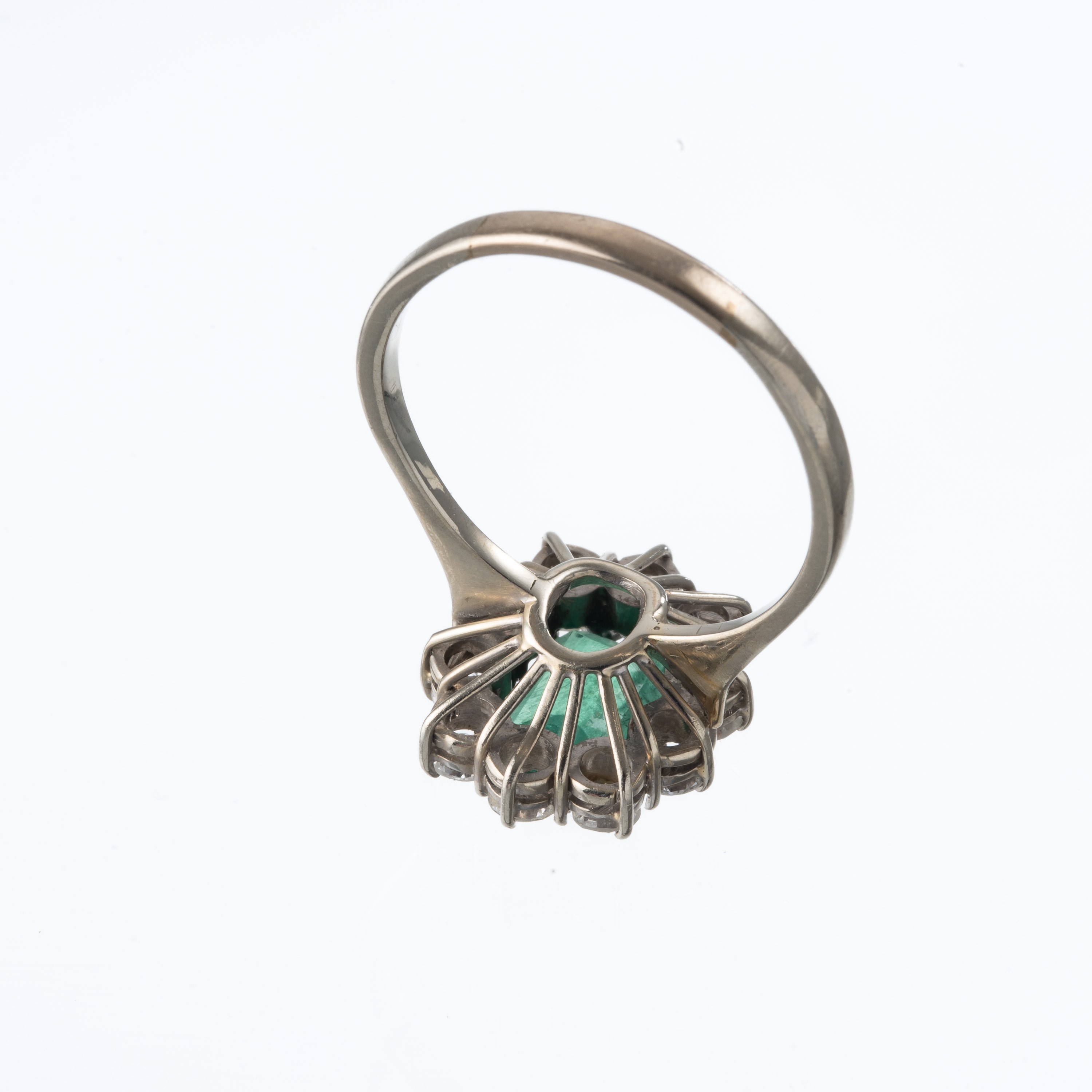 Anello in oro rosa 18 kt e argento con pietra verde sintetica centrale e contorno a rosette diama...