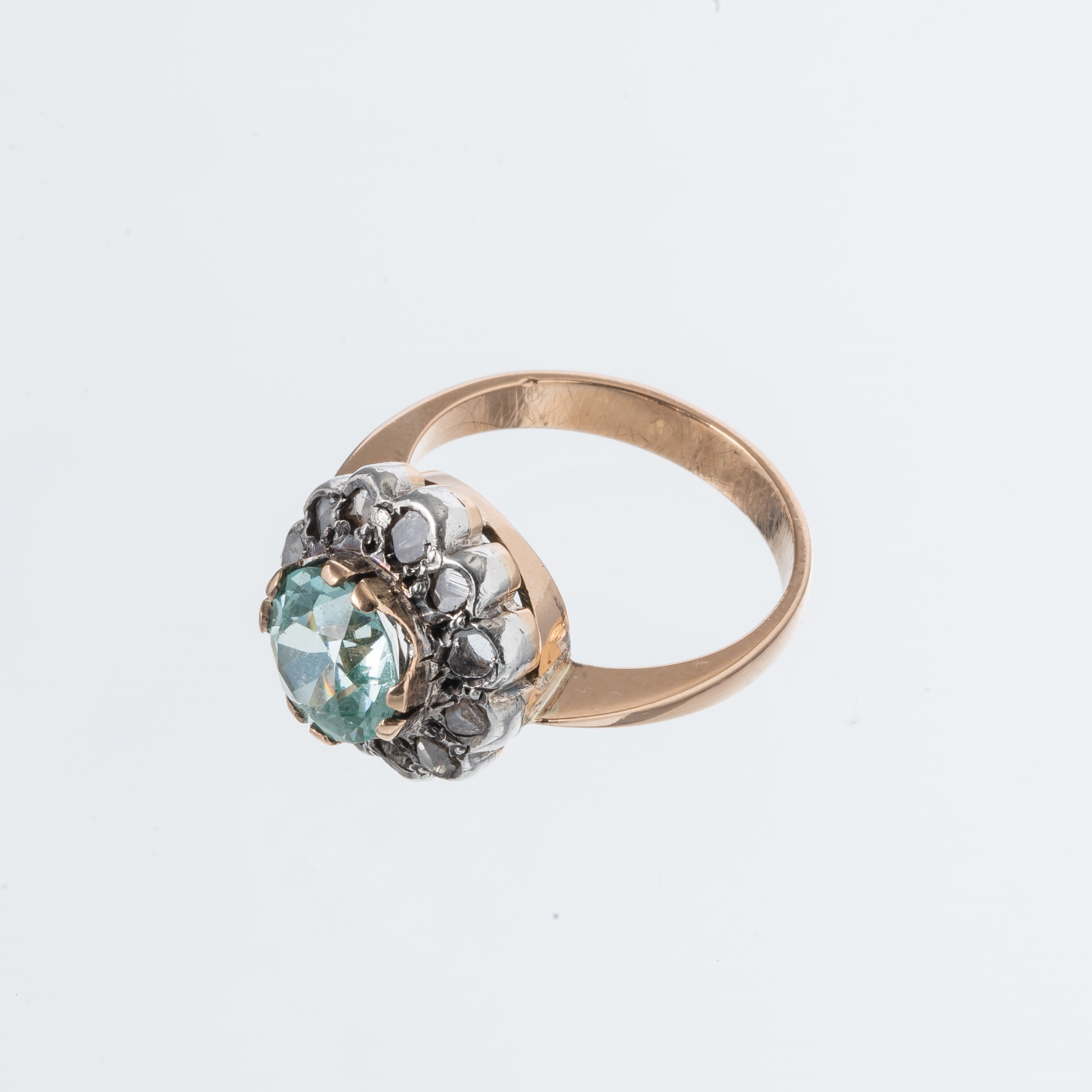 Anello in oro rosa 18 kt e argento con pietra verde sintetica centrale e contorno a rosette diama...