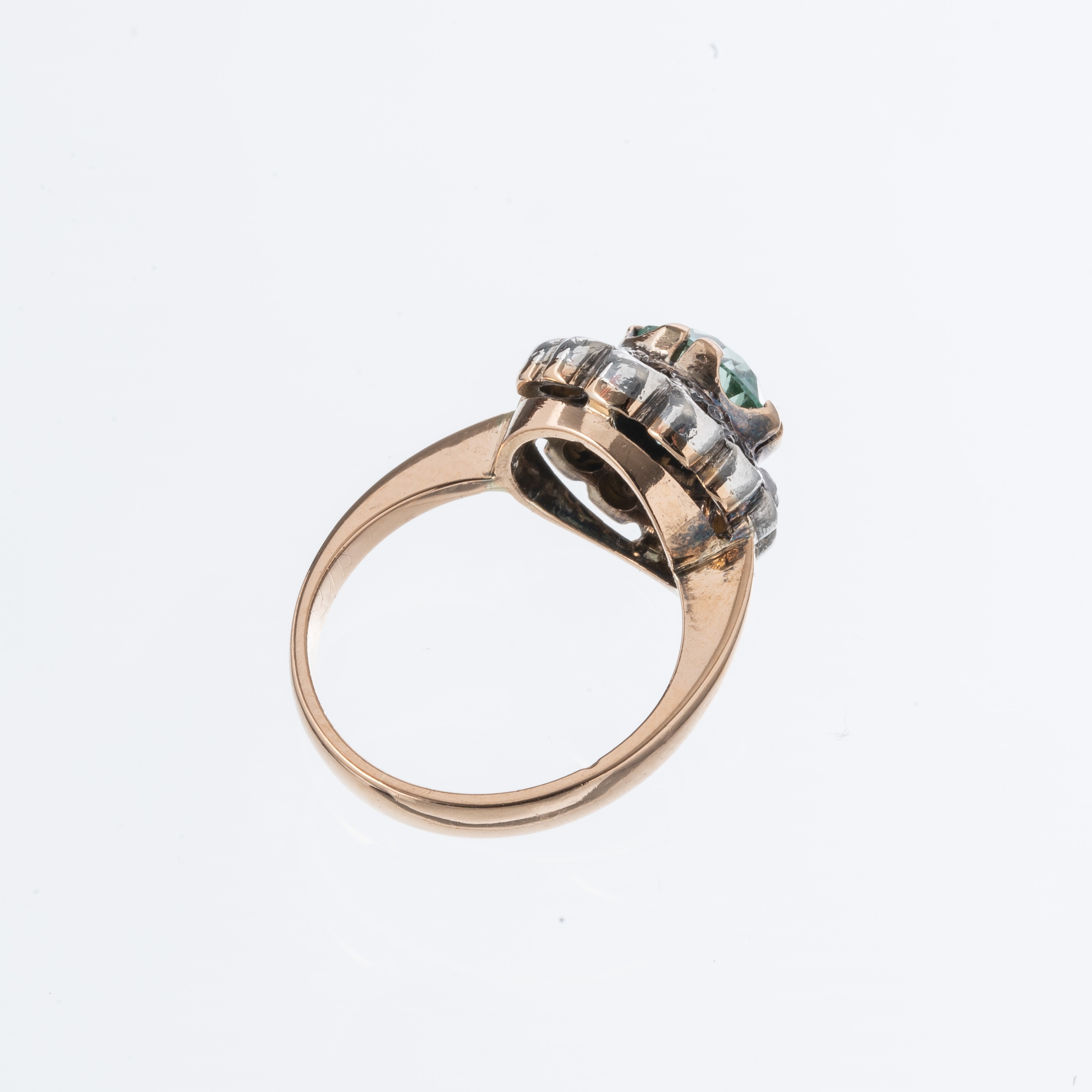 Anello in oro rosa 18 kt e argento con pietra verde sintetica centrale e contorno a rosette diama...