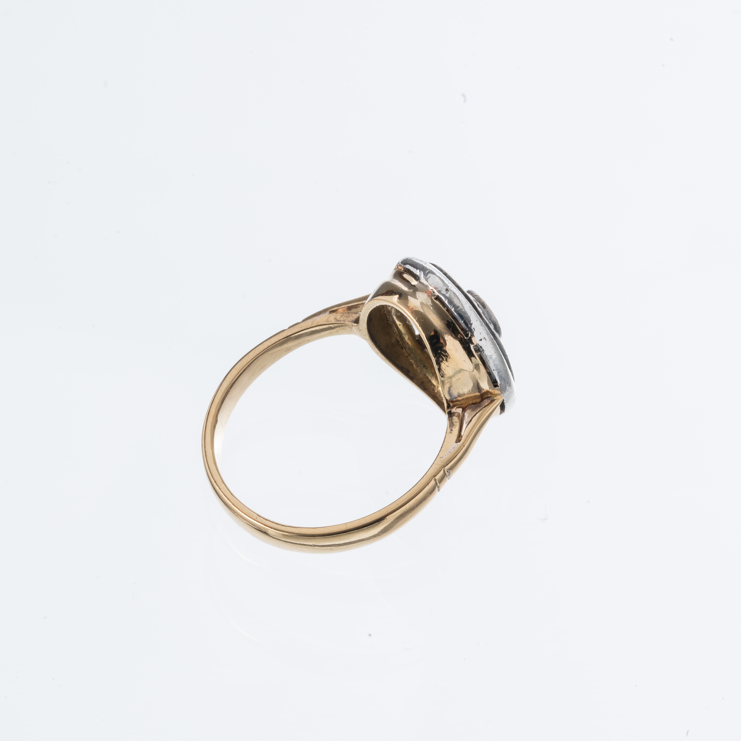 Anello in oro giallo 18 kt, argento e diamanti con rosette