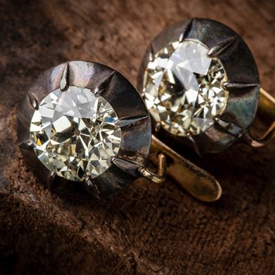 Orecchini in oro 18 kt e argento con due diamanti, taglio rotondo vecchio europeo