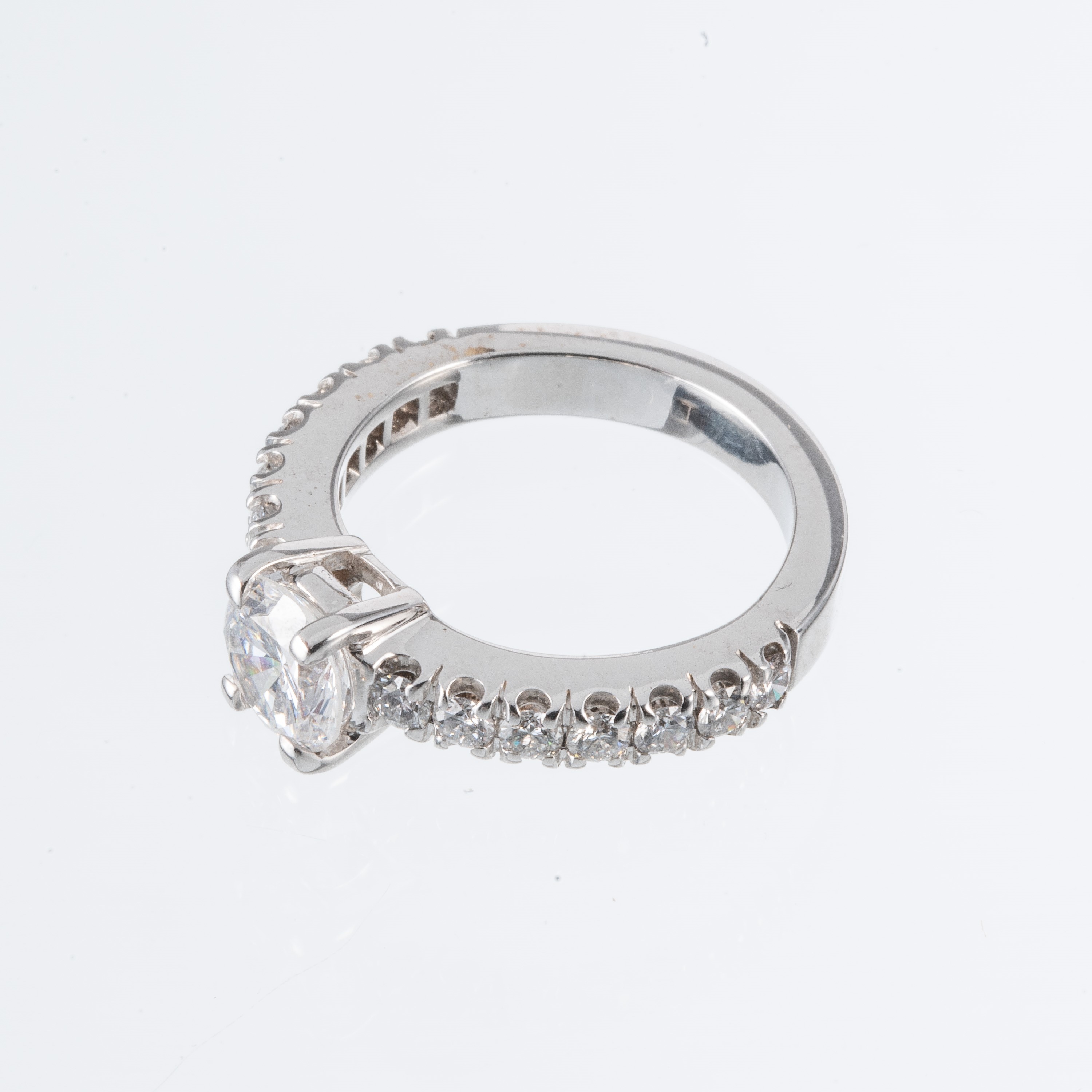 Anello solitario, oro bianco 18 kt con diamanti