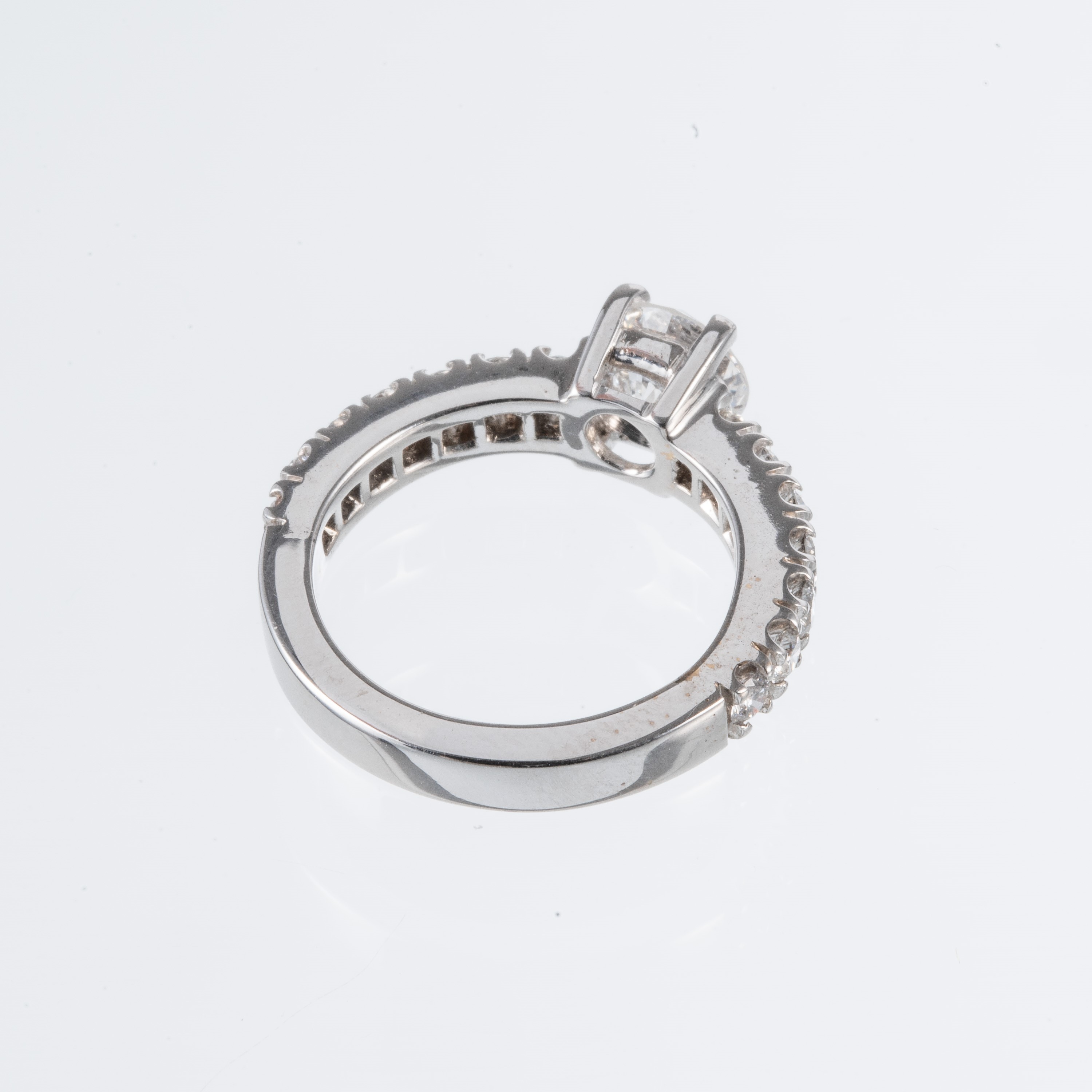 Anello solitario, oro bianco 18 kt con diamanti
