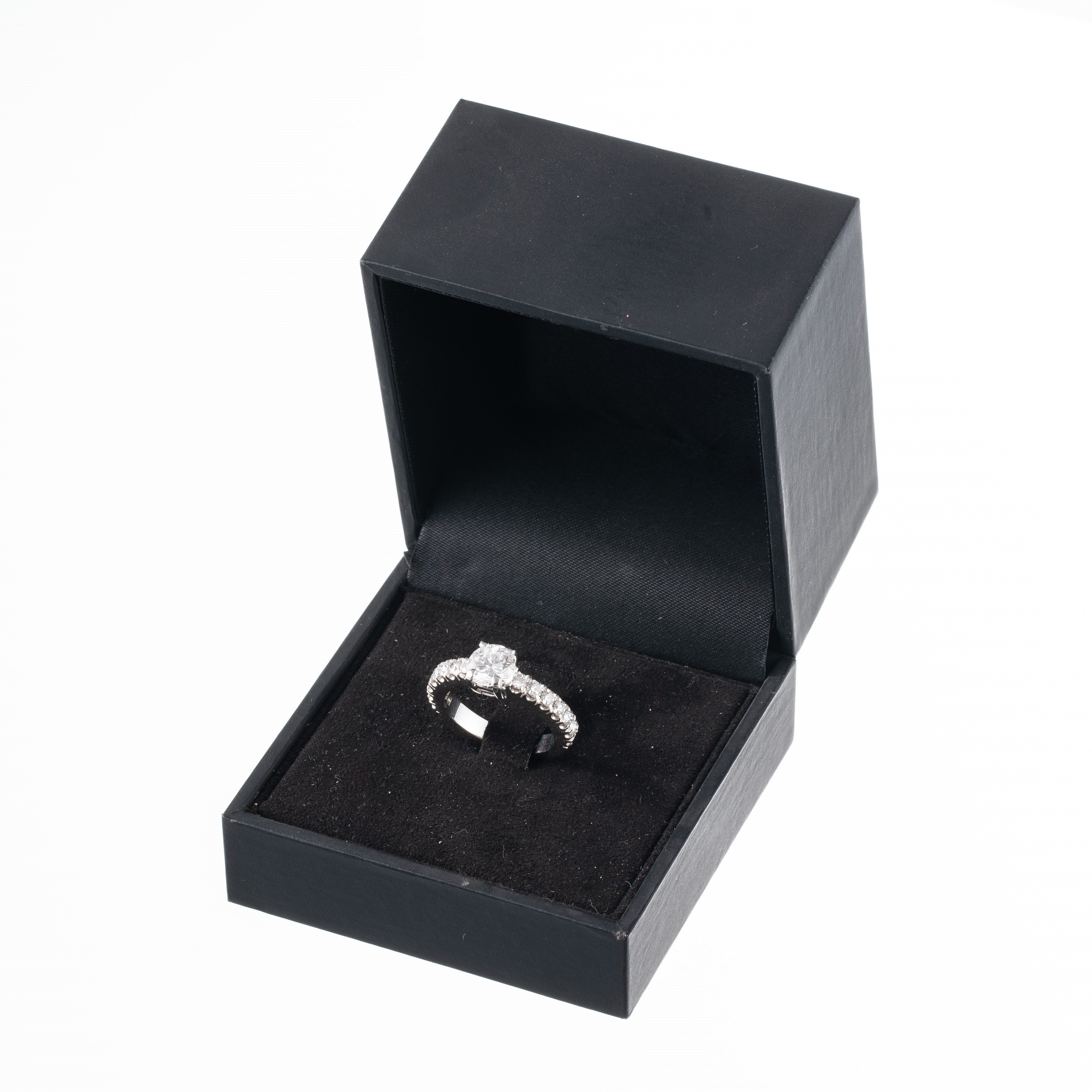 Anello solitario, oro bianco 18 kt con diamanti