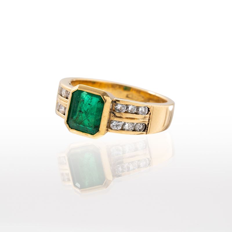 Oro giallo 18 kt, Anello con smeraldo e diamanti