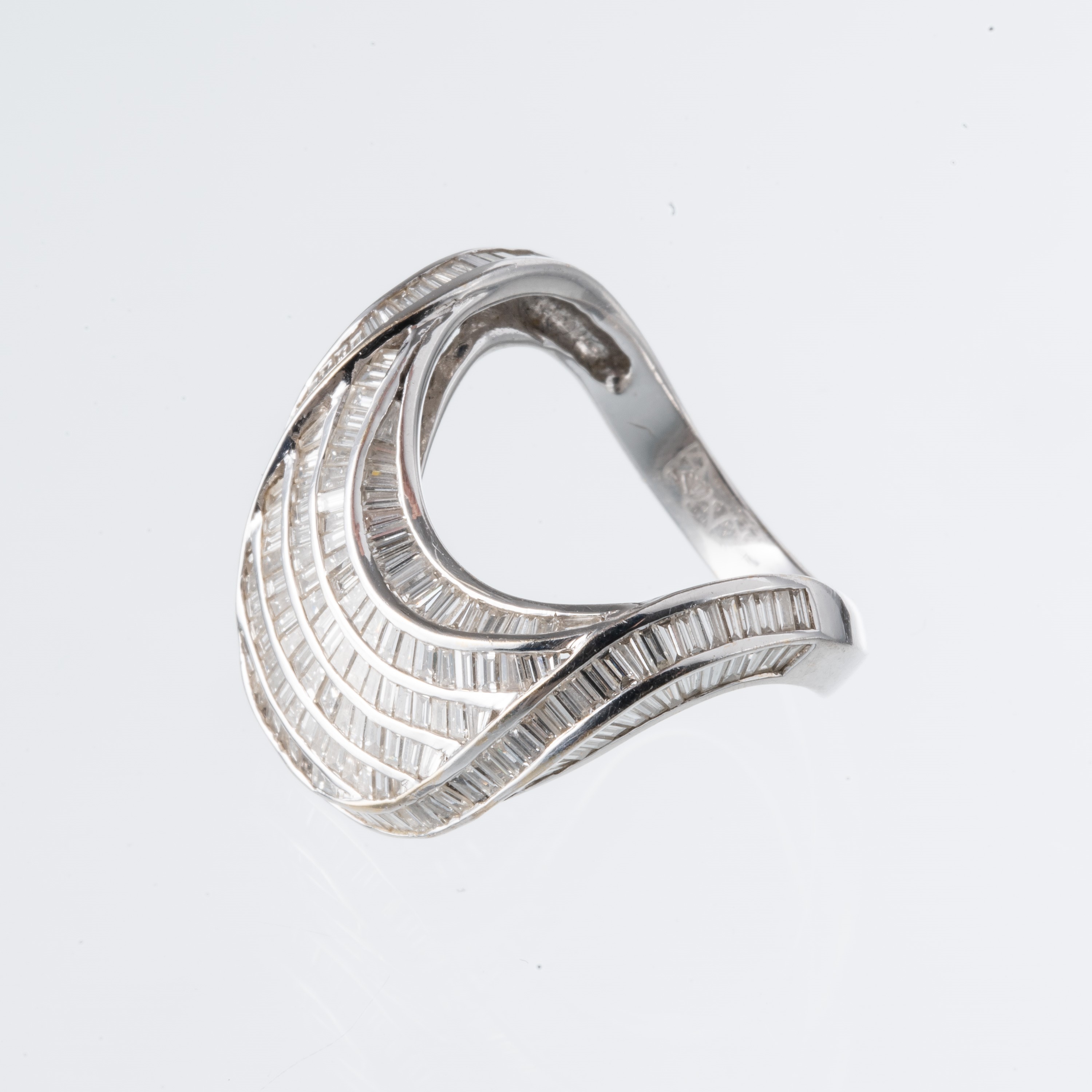 Anello in oro bianco 18 kt con diamanti baguette