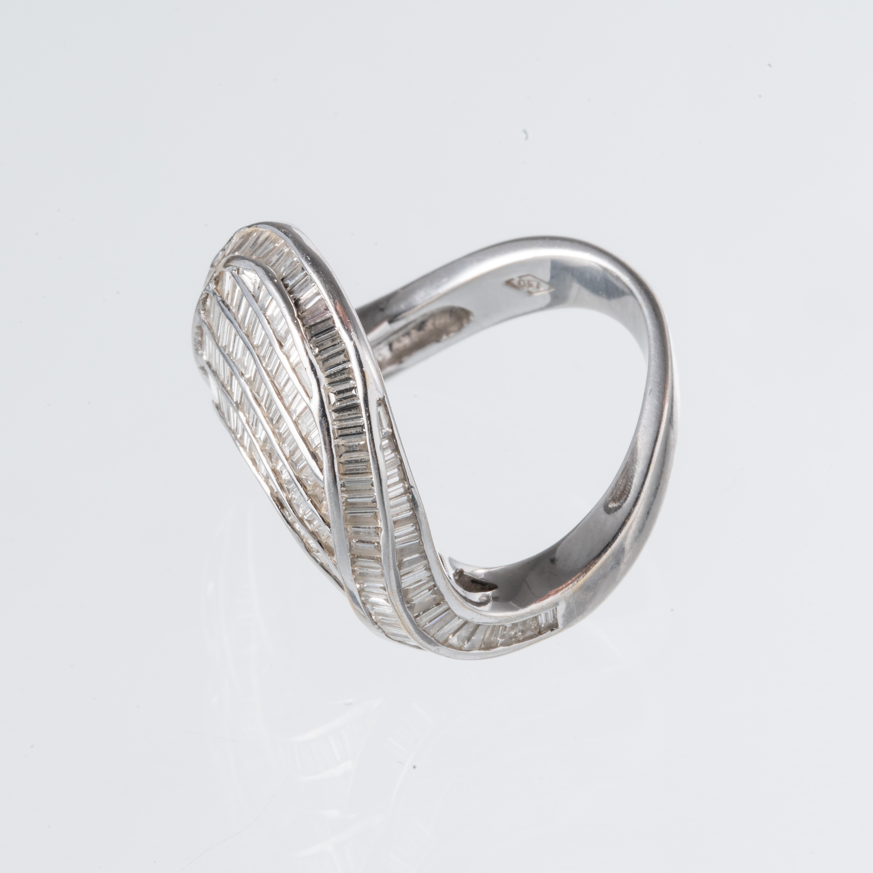 Anello in oro bianco 18 kt con diamanti baguette