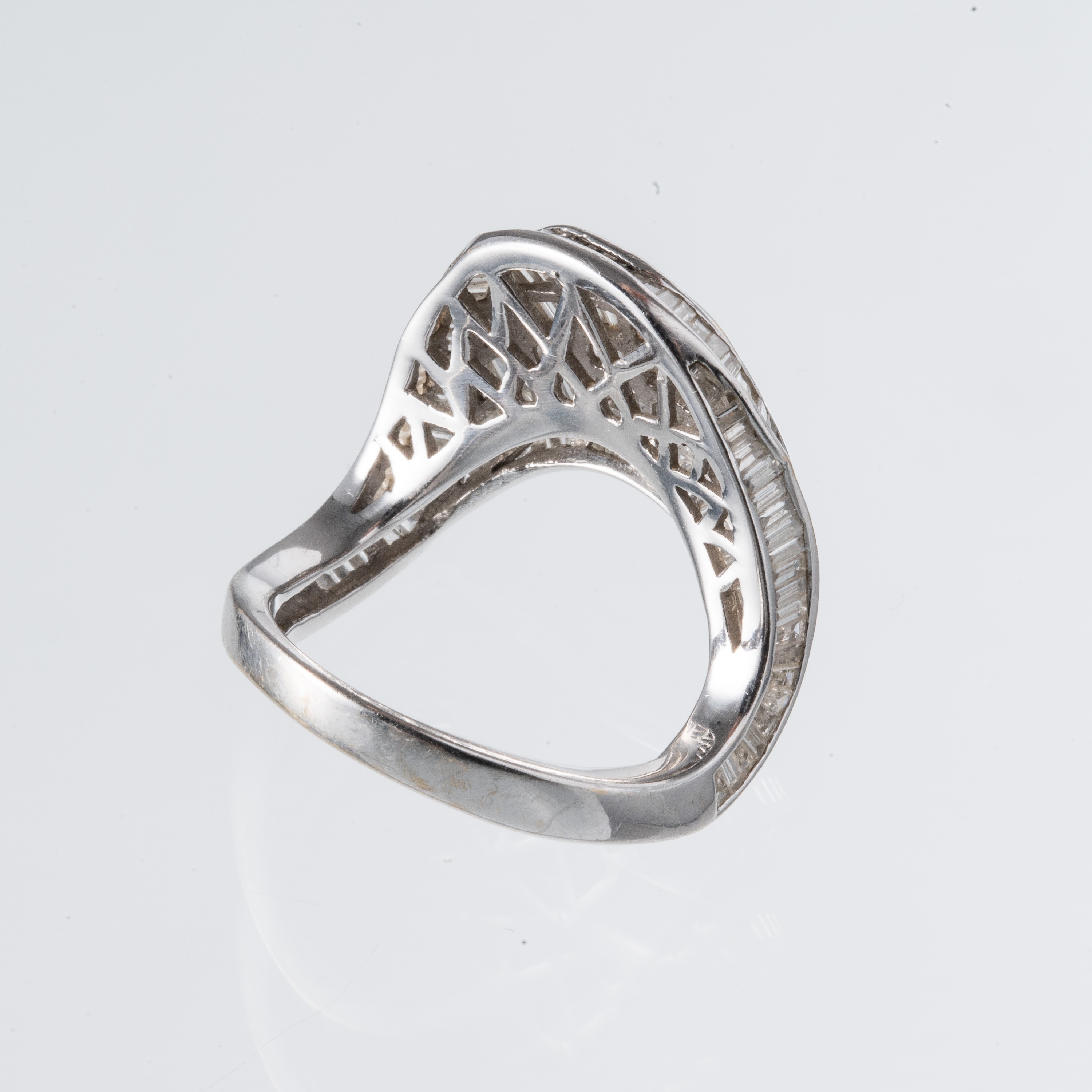 Anello in oro bianco 18 kt con diamanti baguette