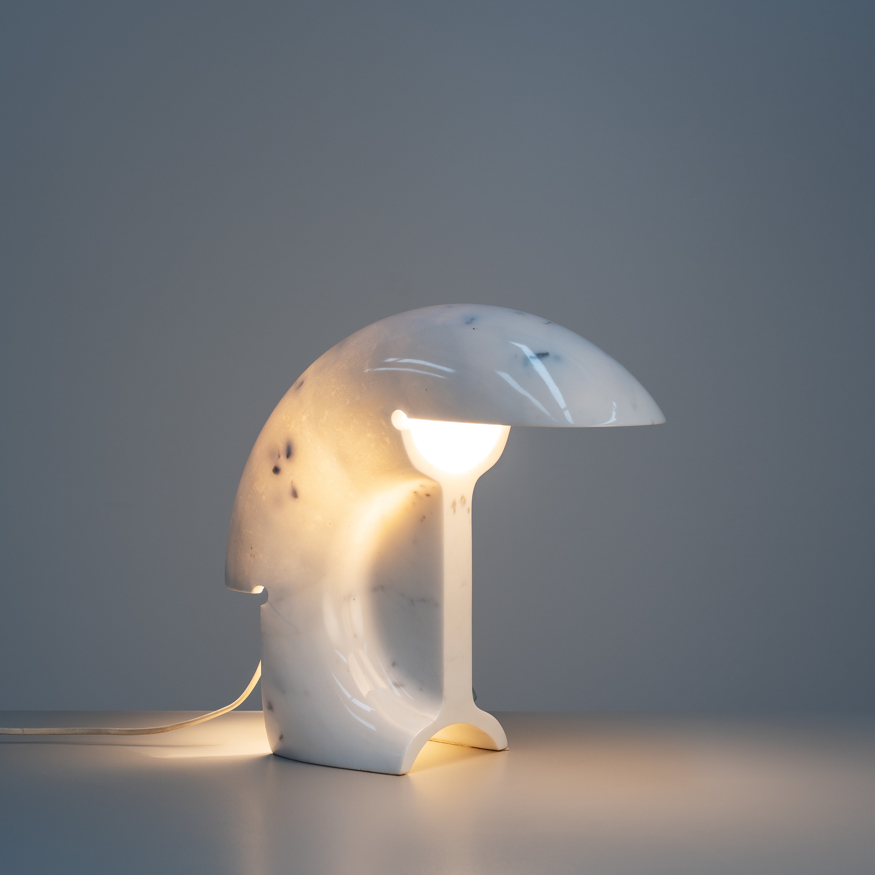 Tobia Scarpa - Lampada da tavolo “Biagio” in marmo di Carrara