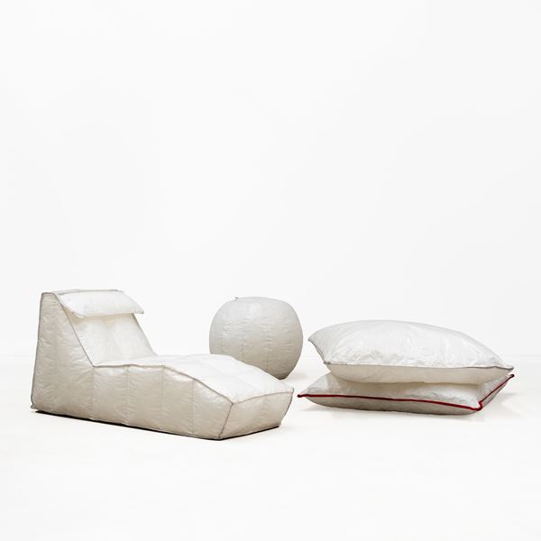Mario Bellini - MARIO BELLINI, UNA CHAISE LONGUE, DUE CUSCINI, E UNA LAMPADA 'VIA LATTEA'