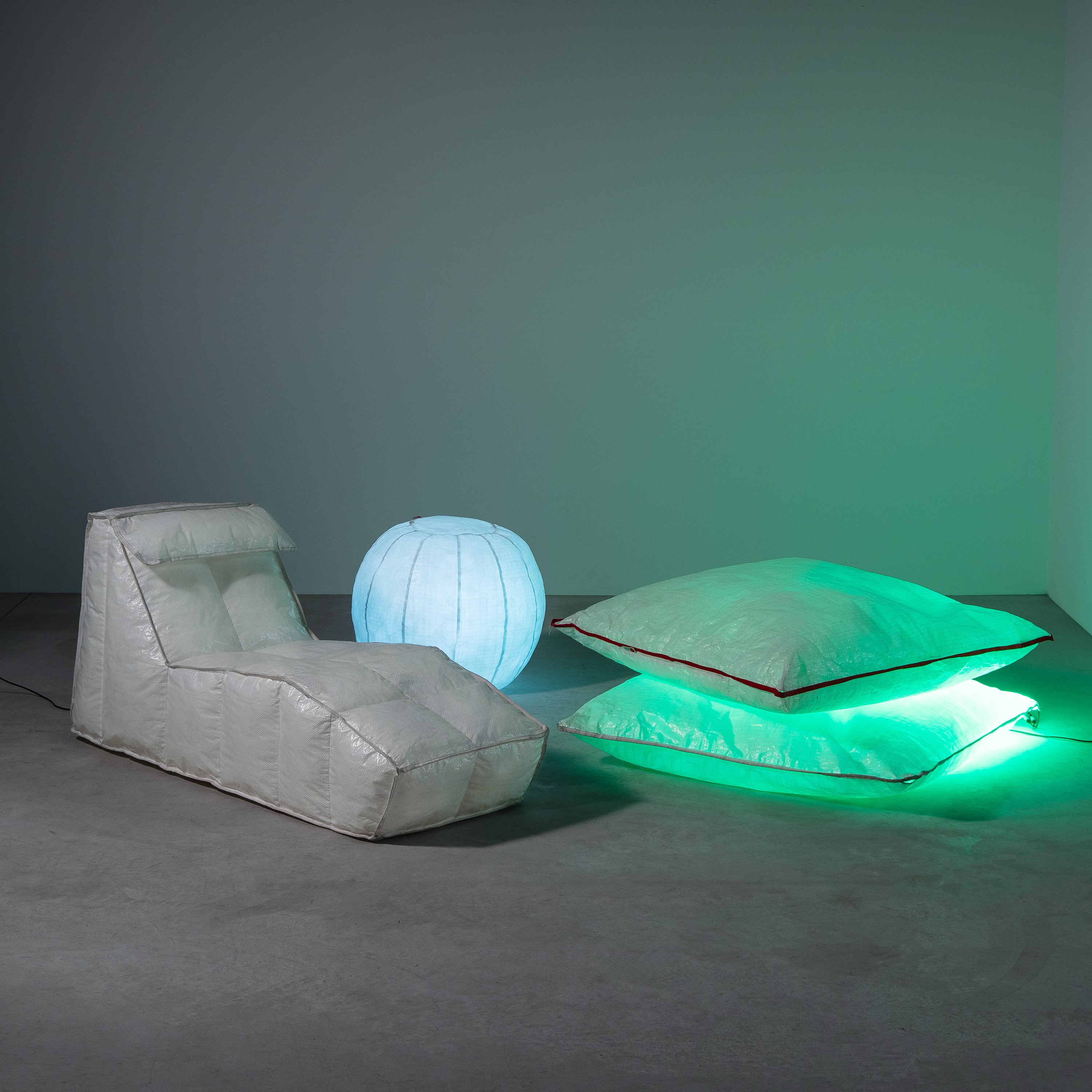 Mario Bellini - Chaise longue con due cuscini e lampada “Via Lattea”, polipropilene e illuminazio...