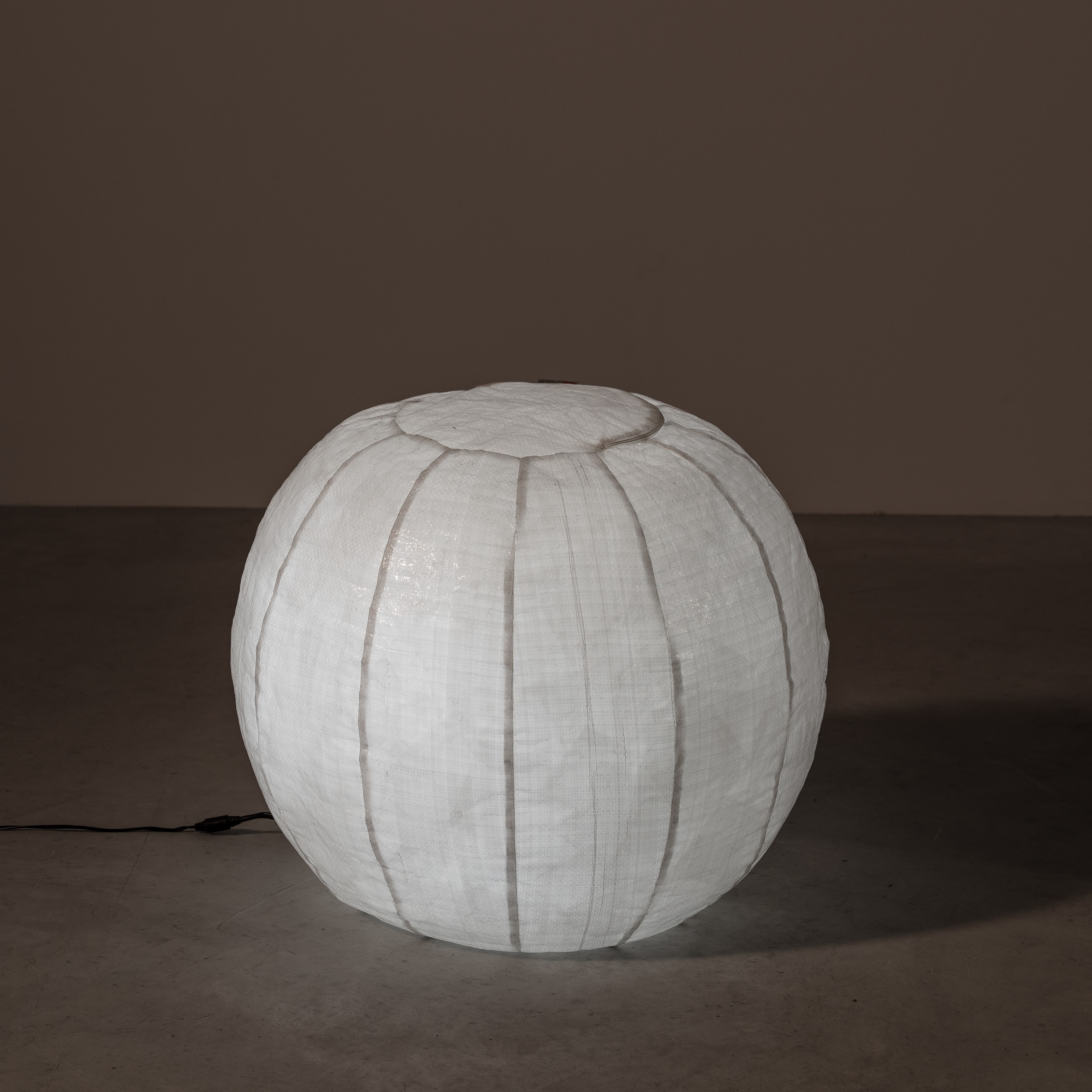 Mario Bellini - Chaise longue con due cuscini e lampada “Via Lattea”, polipropilene e illuminazio...