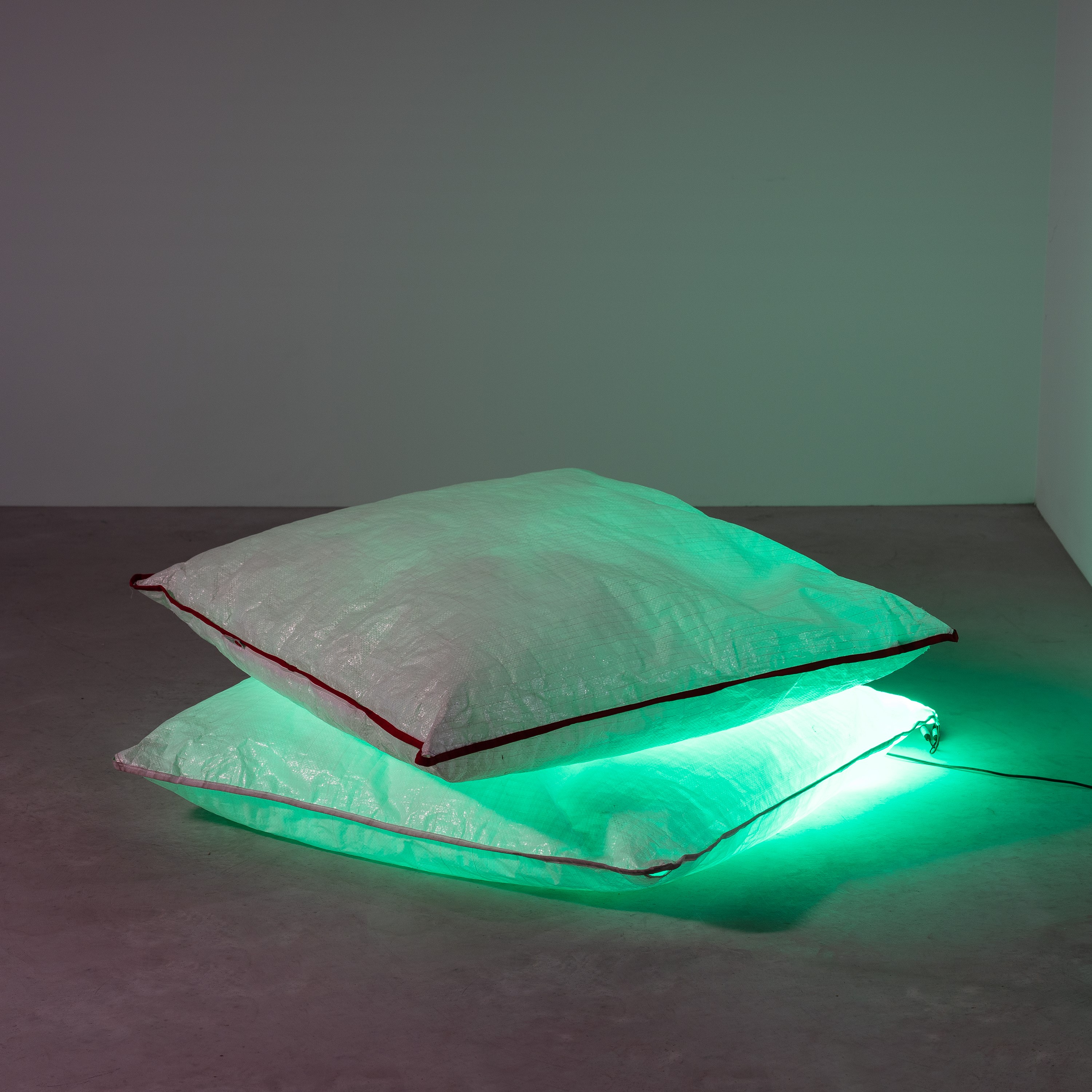 Mario Bellini - Chaise longue con due cuscini e lampada “Via Lattea”, polipropilene e illuminazio...