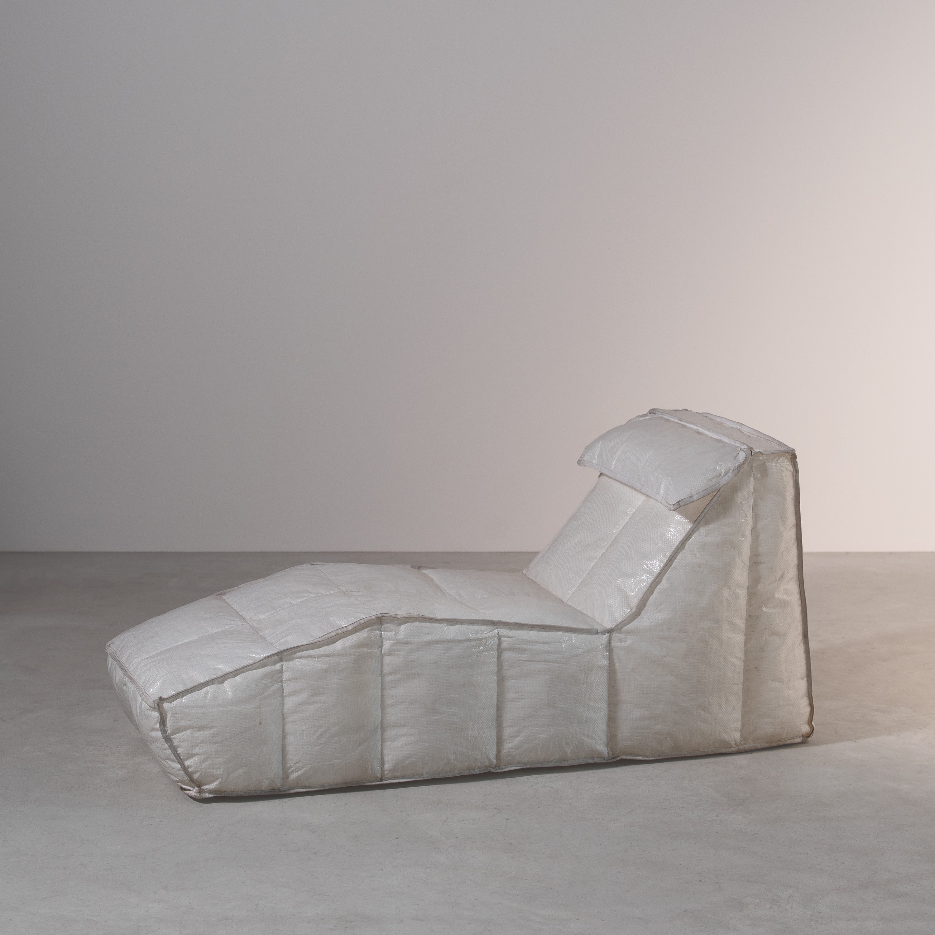Mario Bellini - Chaise longue con due cuscini e lampada “Via Lattea”, polipropilene e illuminazio...