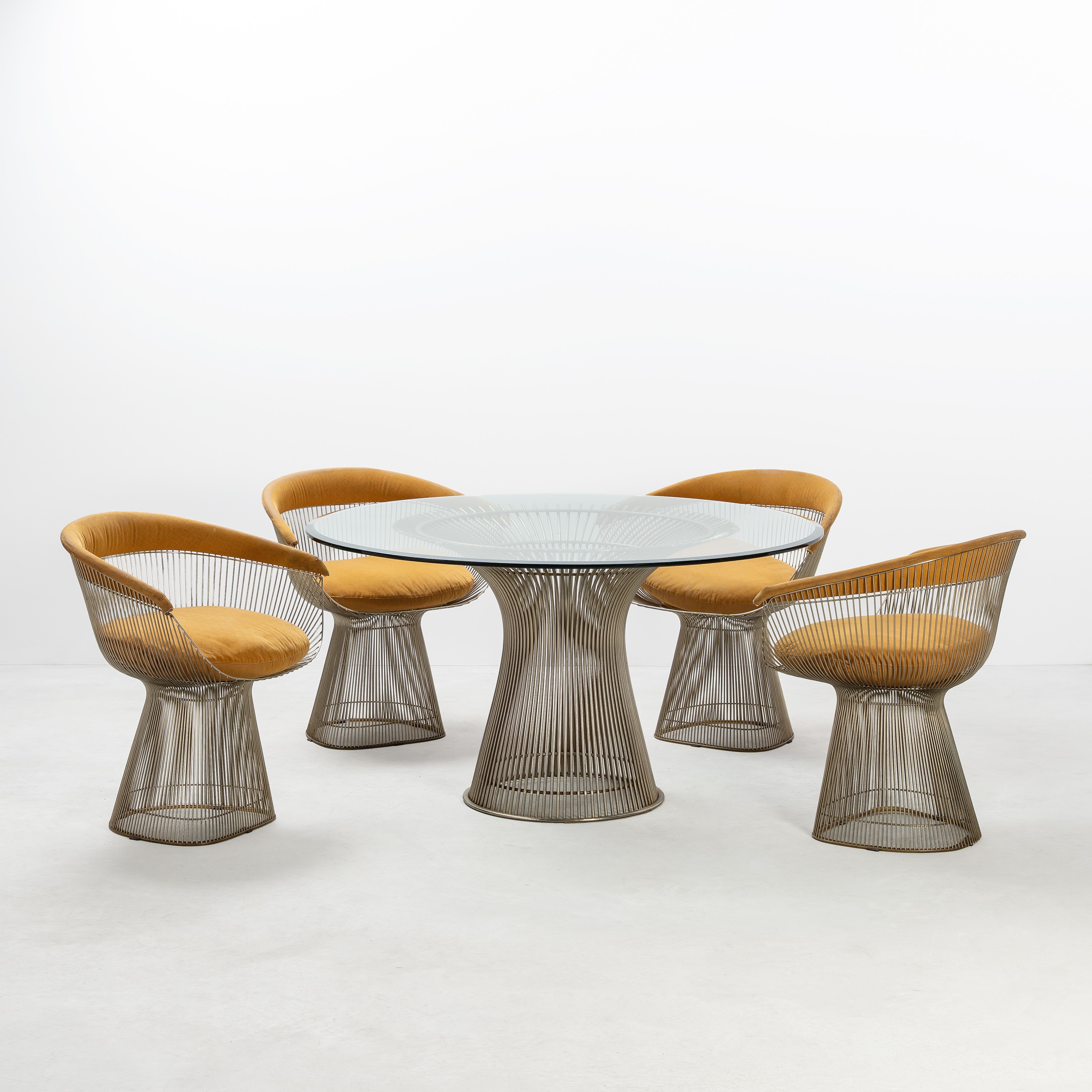 Warren Platner - Tavolo e quattro sedie in acciaio e vetro (produzione Knoll International), circ...