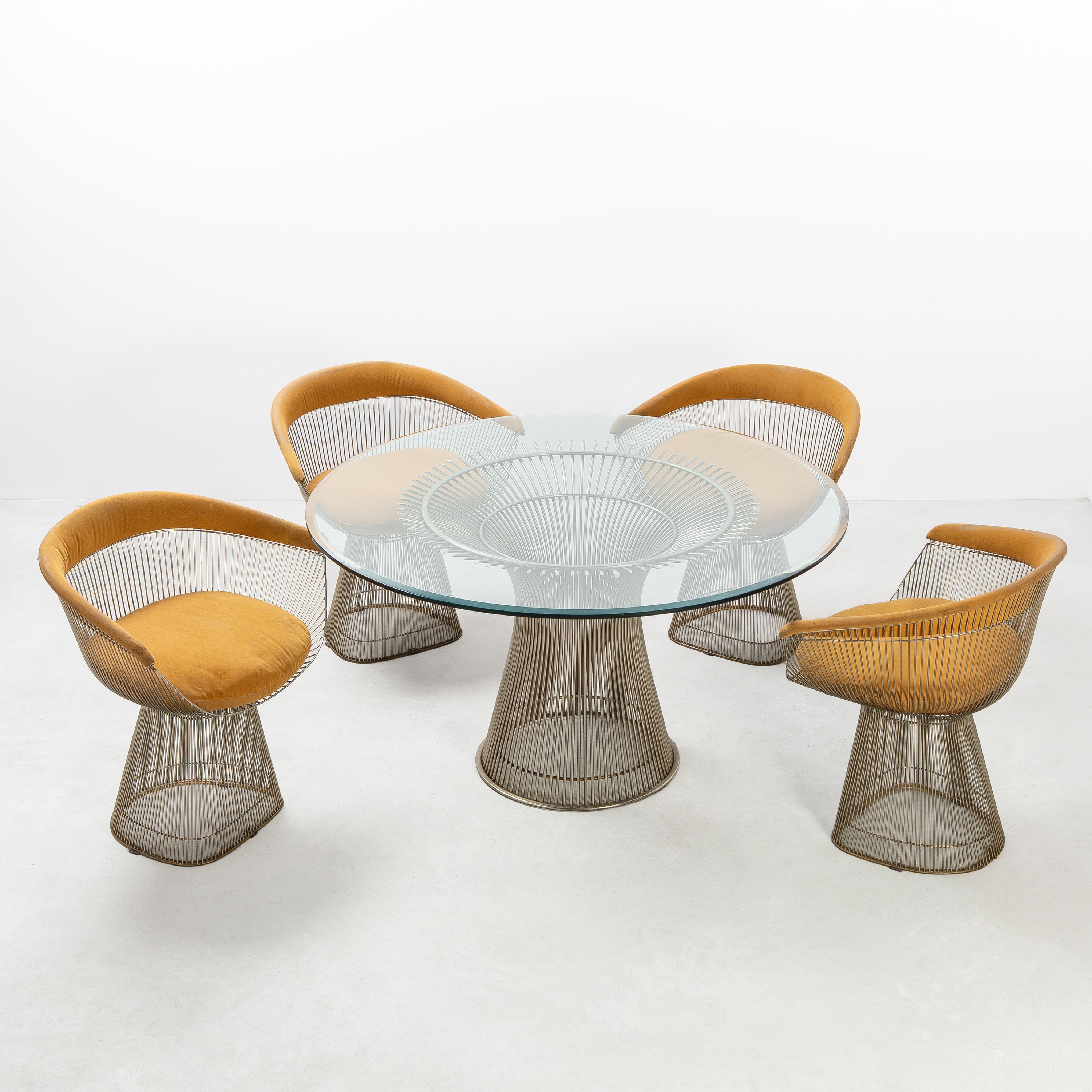 Warren Platner - Tavolo e quattro sedie in acciaio e vetro (produzione Knoll International), circ...