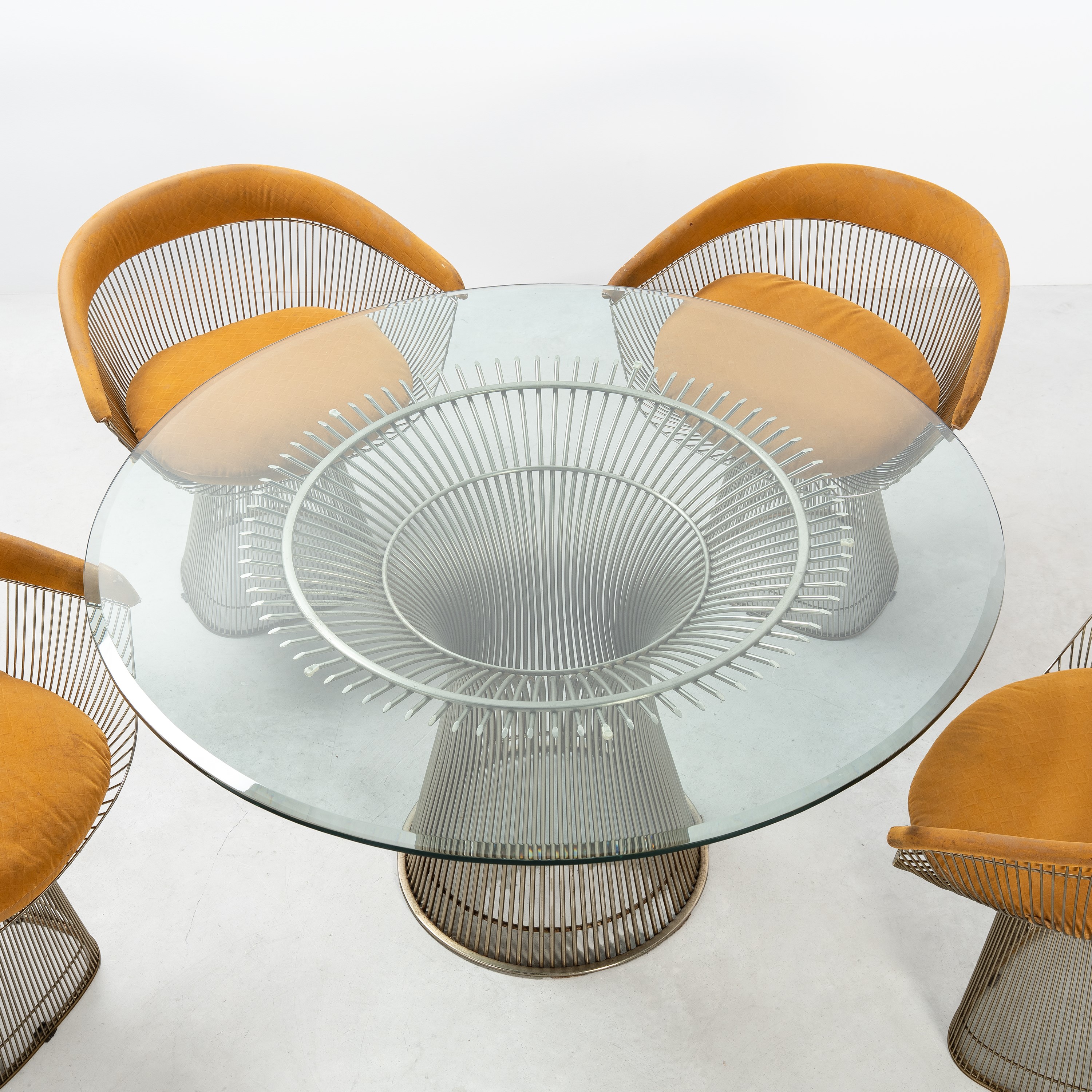 Warren Platner - Tavolo e quattro sedie in acciaio e vetro (produzione Knoll International), circ...