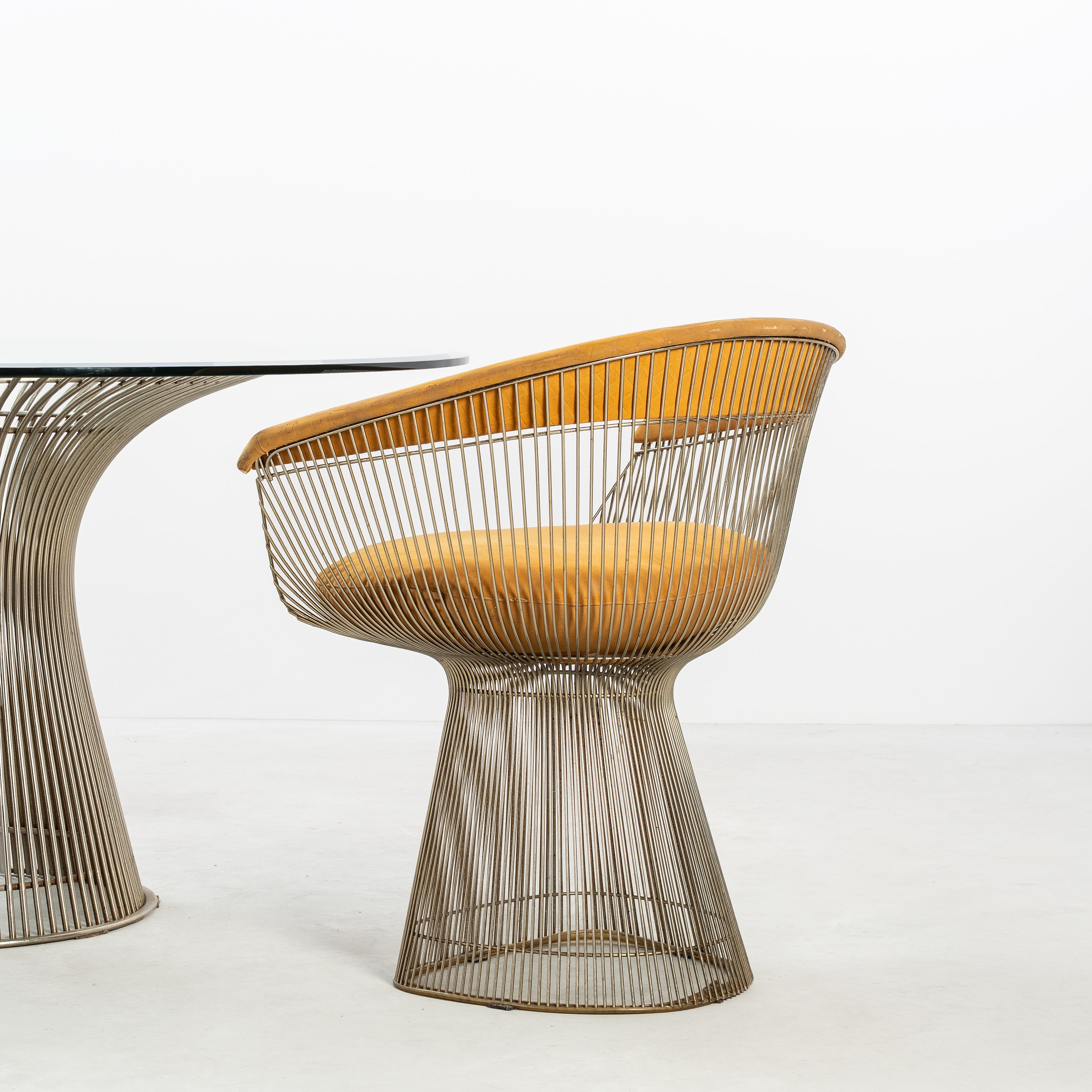 Warren Platner - Tavolo e quattro sedie in acciaio e vetro (produzione Knoll International), circ...