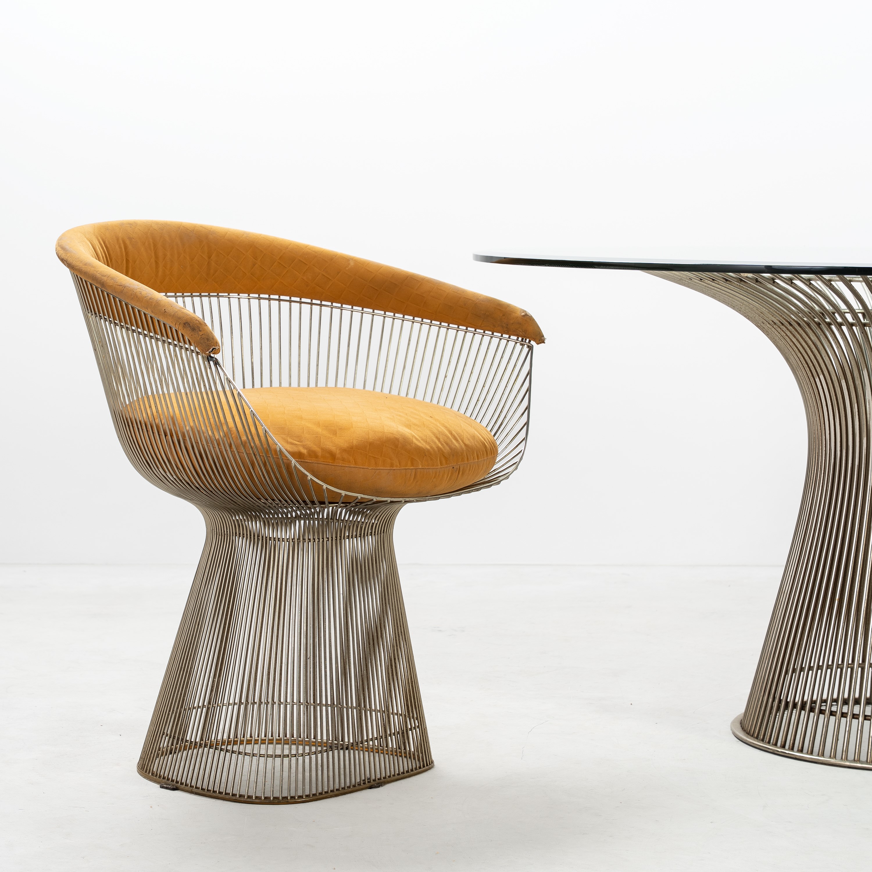 Warren Platner - Tavolo e quattro sedie in acciaio e vetro (produzione Knoll International), circ...