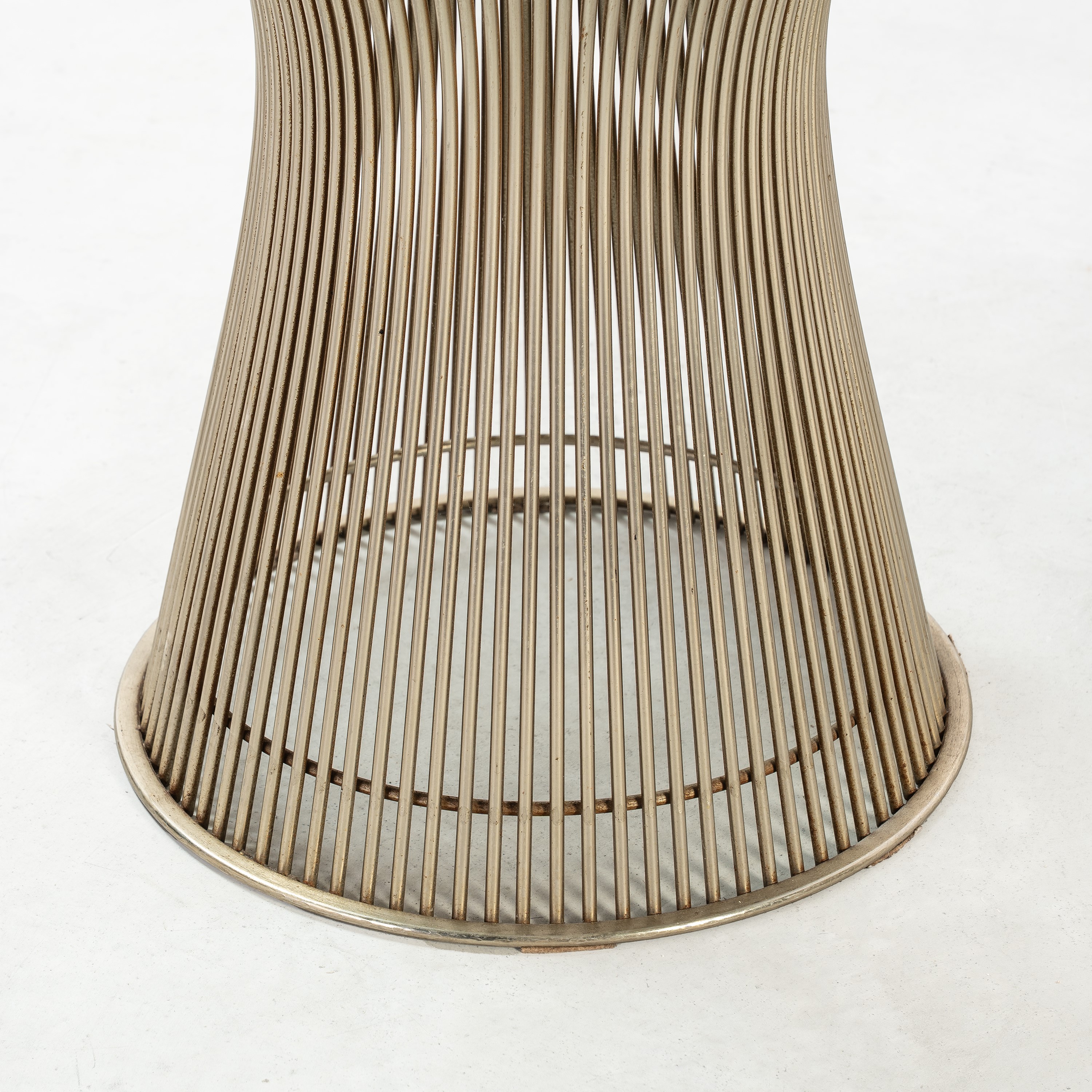 Warren Platner - Tavolo e quattro sedie in acciaio e vetro (produzione Knoll International), circ...