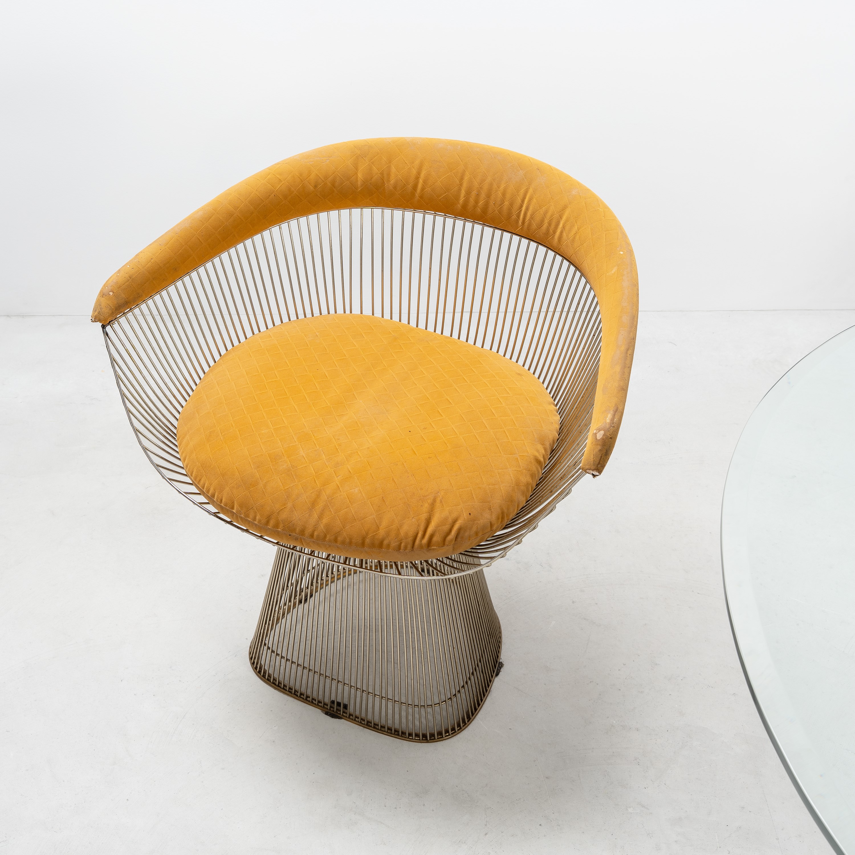 Warren Platner - Tavolo e quattro sedie in acciaio e vetro (produzione Knoll International), circ...