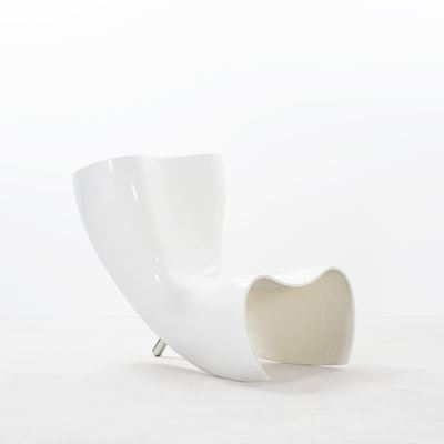 Poltroncina “Felt” (1993) in vetroresina laccata e alluminio