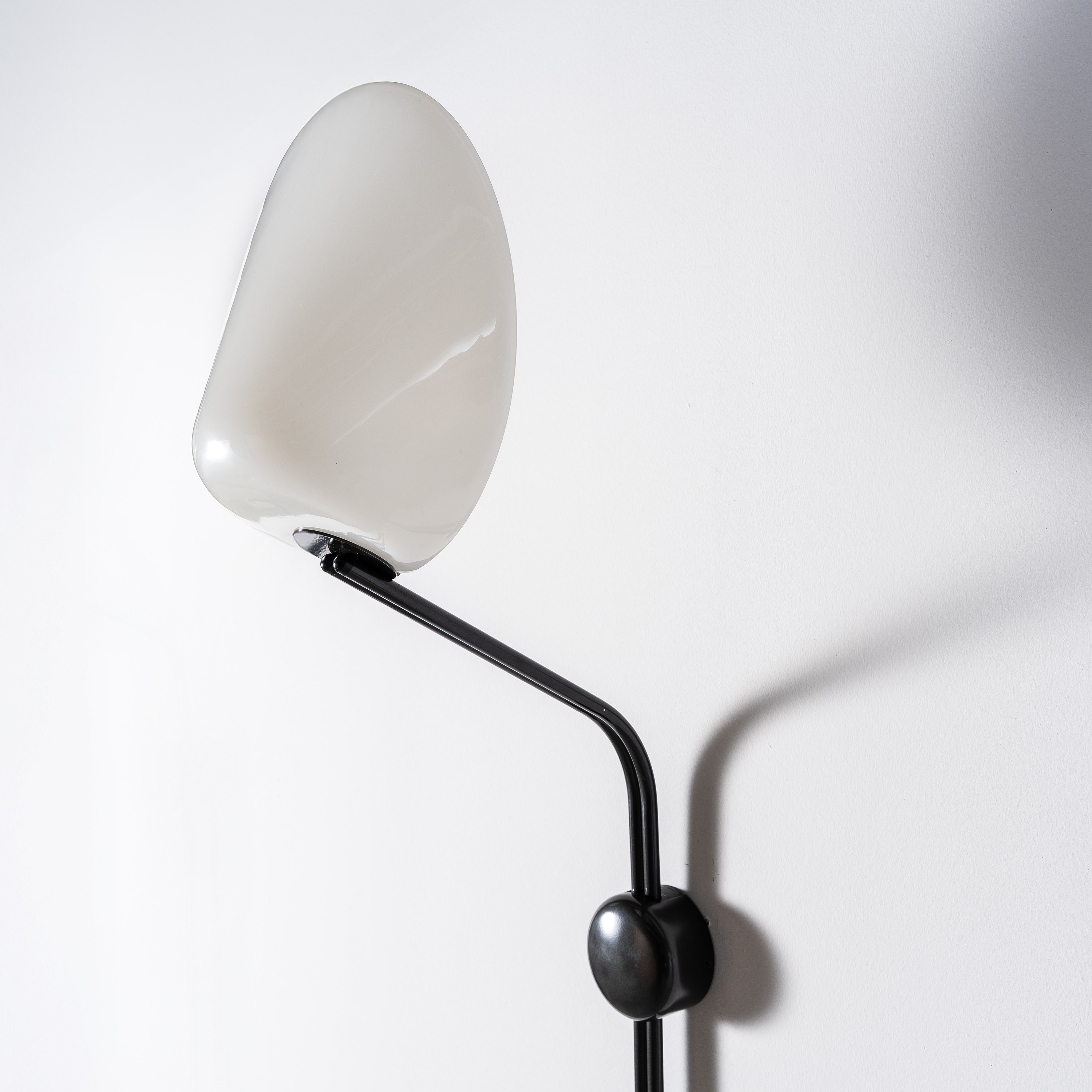 Achille Castiglioni - Coppia di applique “Parter”, metallo laccato e vetro
