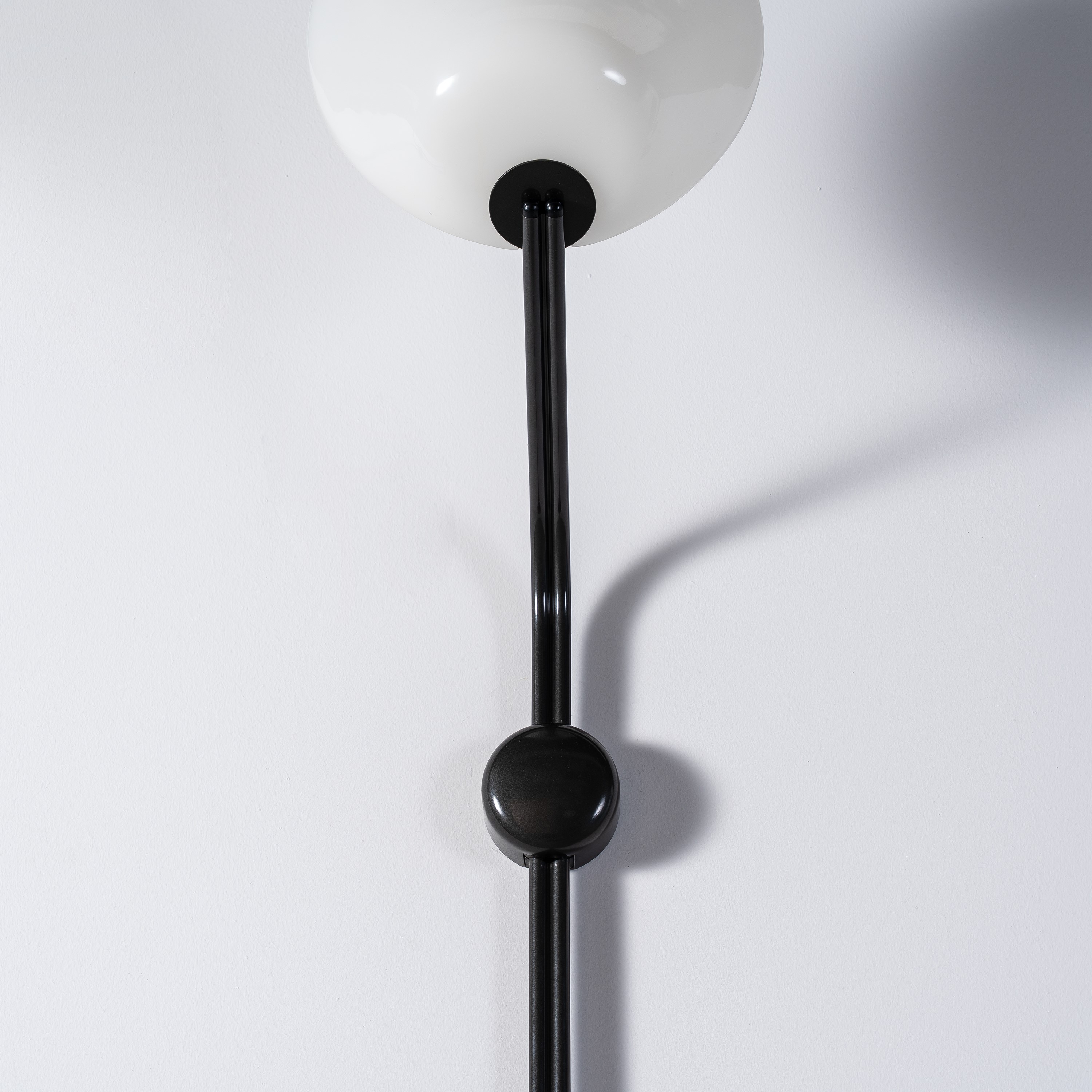 Achille Castiglioni - Coppia di applique “Parter”, metallo laccato e vetro