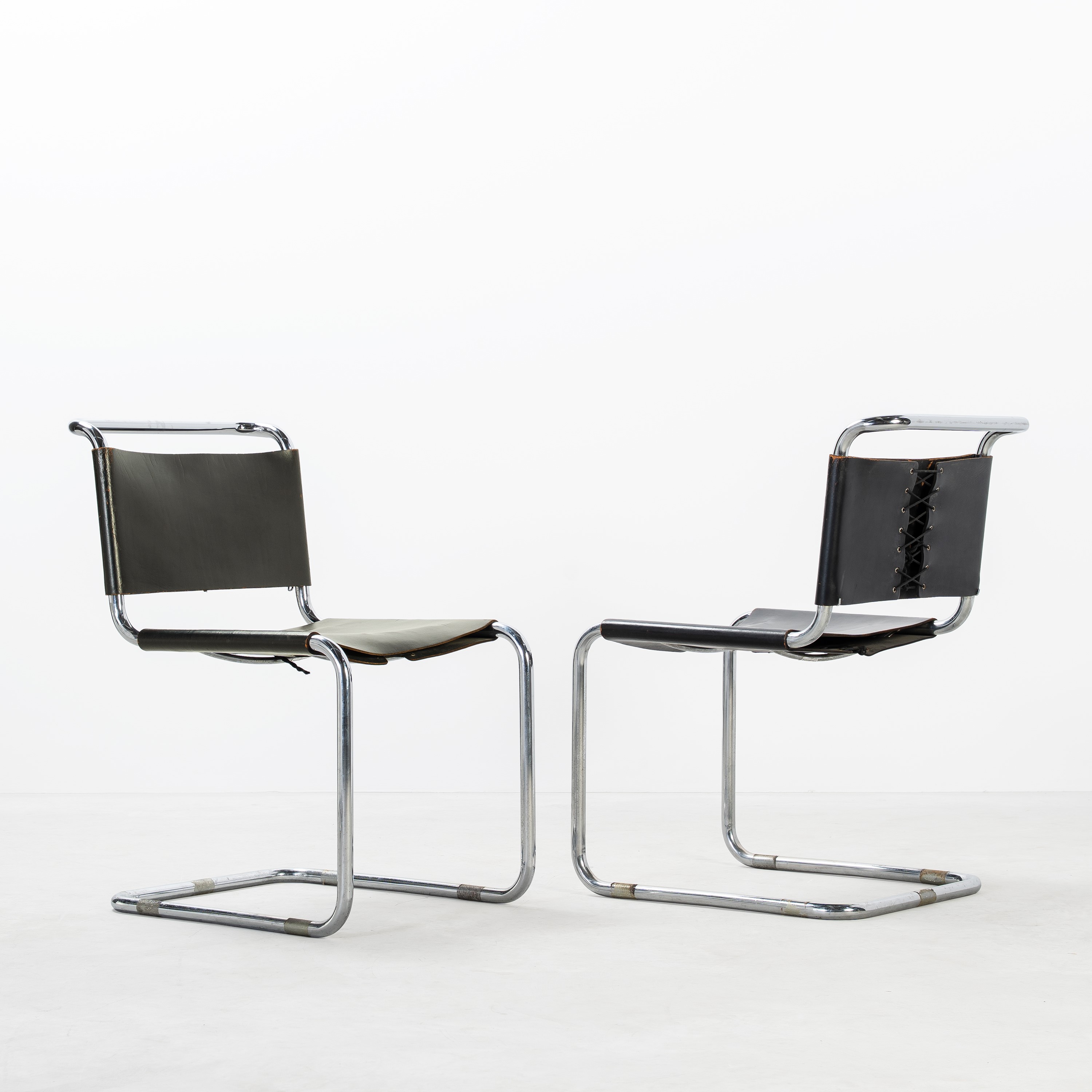 Marcel Breuer - Otto sedie “Cantilever” modello B33, acciaio tubolare cromato e pelle