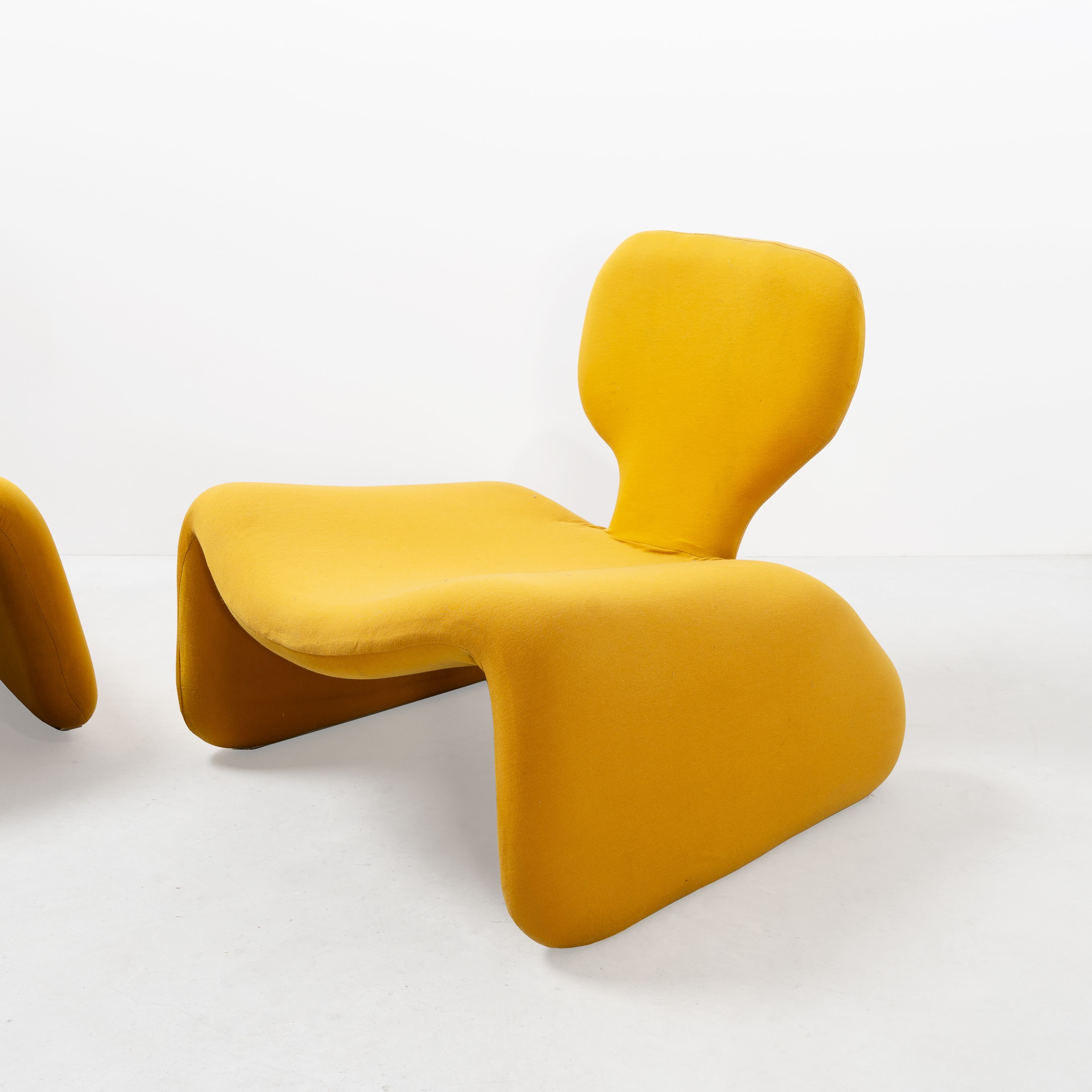Olivier Mourgue - 'Djinn' — divanetto, coppia di poltrone e due pouf, struttura in acciaio e rive...