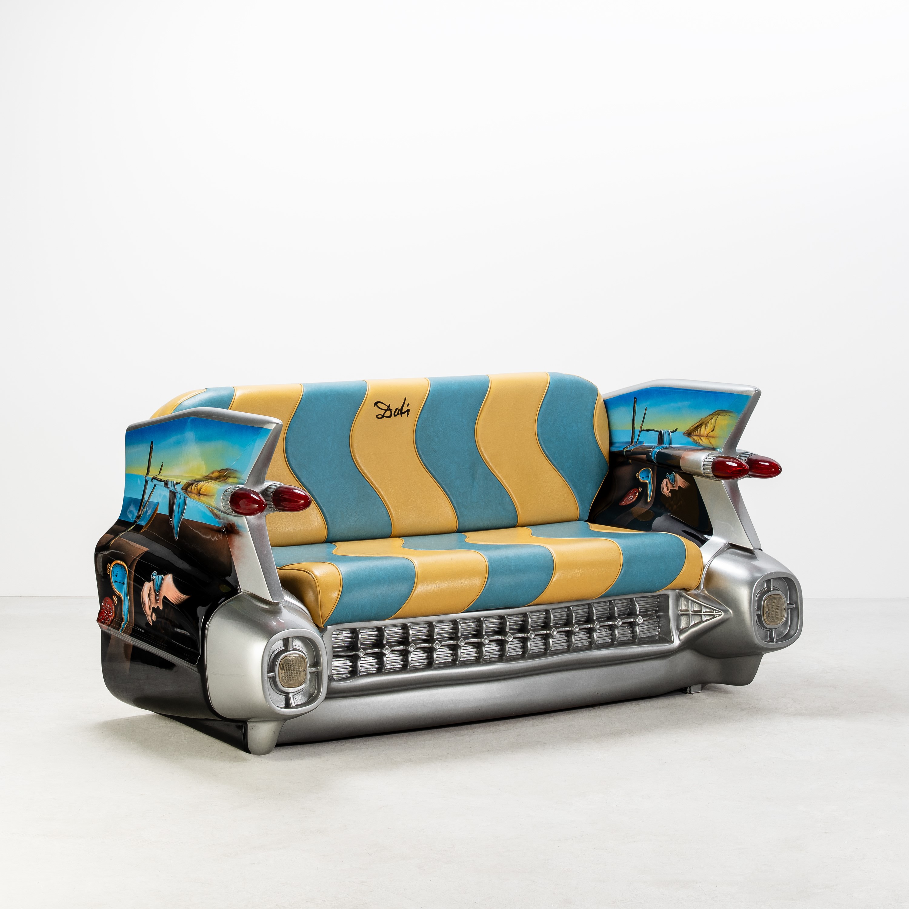 Anónimo, Divano illuminato “Cadillac ’59” in vetroresina con motivi surrealisti