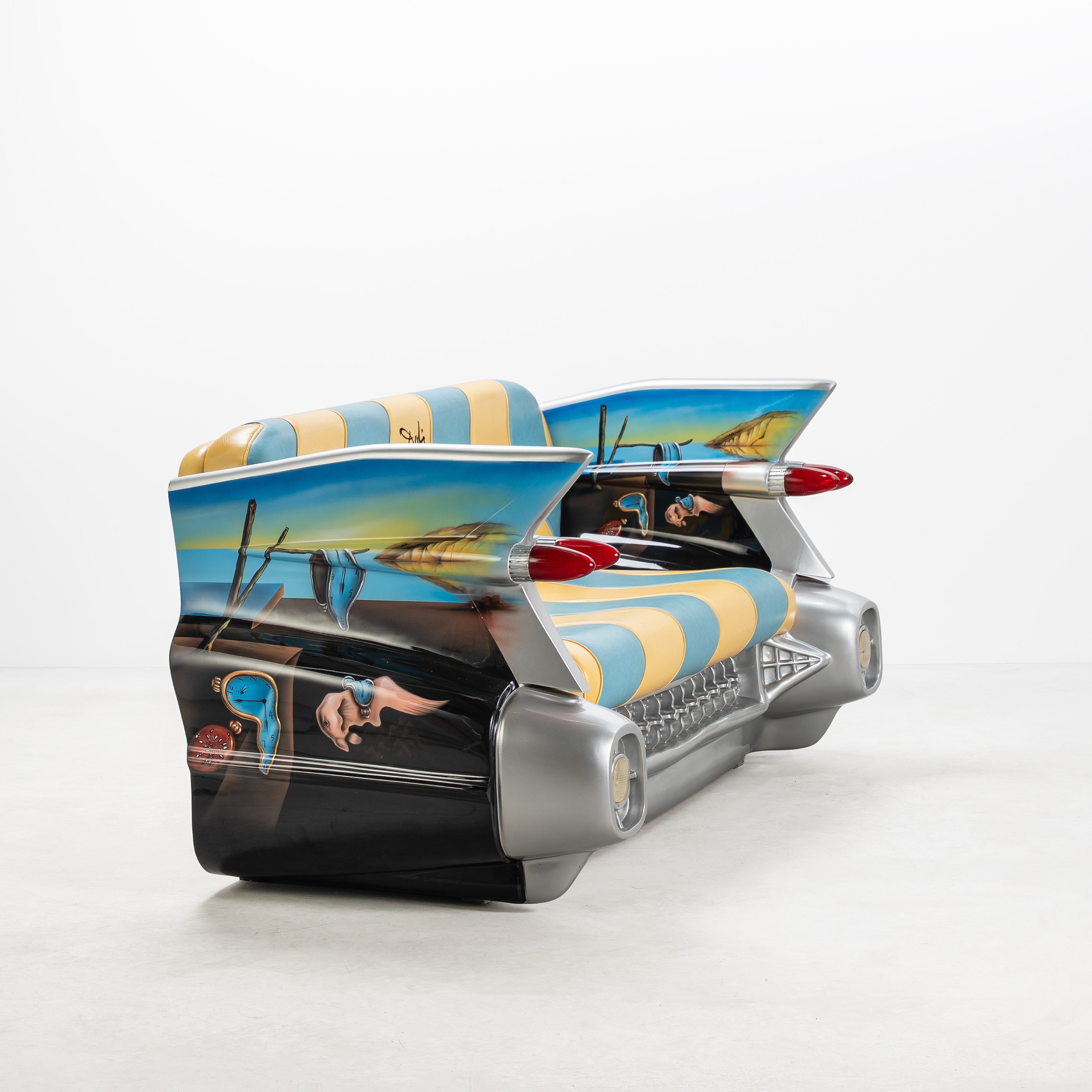 Anónimo, Divano illuminato “Cadillac ’59” in vetroresina con motivi surrealisti