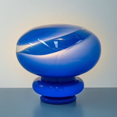 Lampada da tavolo “Hiroshima” (vetro blu incamiciato, manifattura La Murrina, anni ’60)