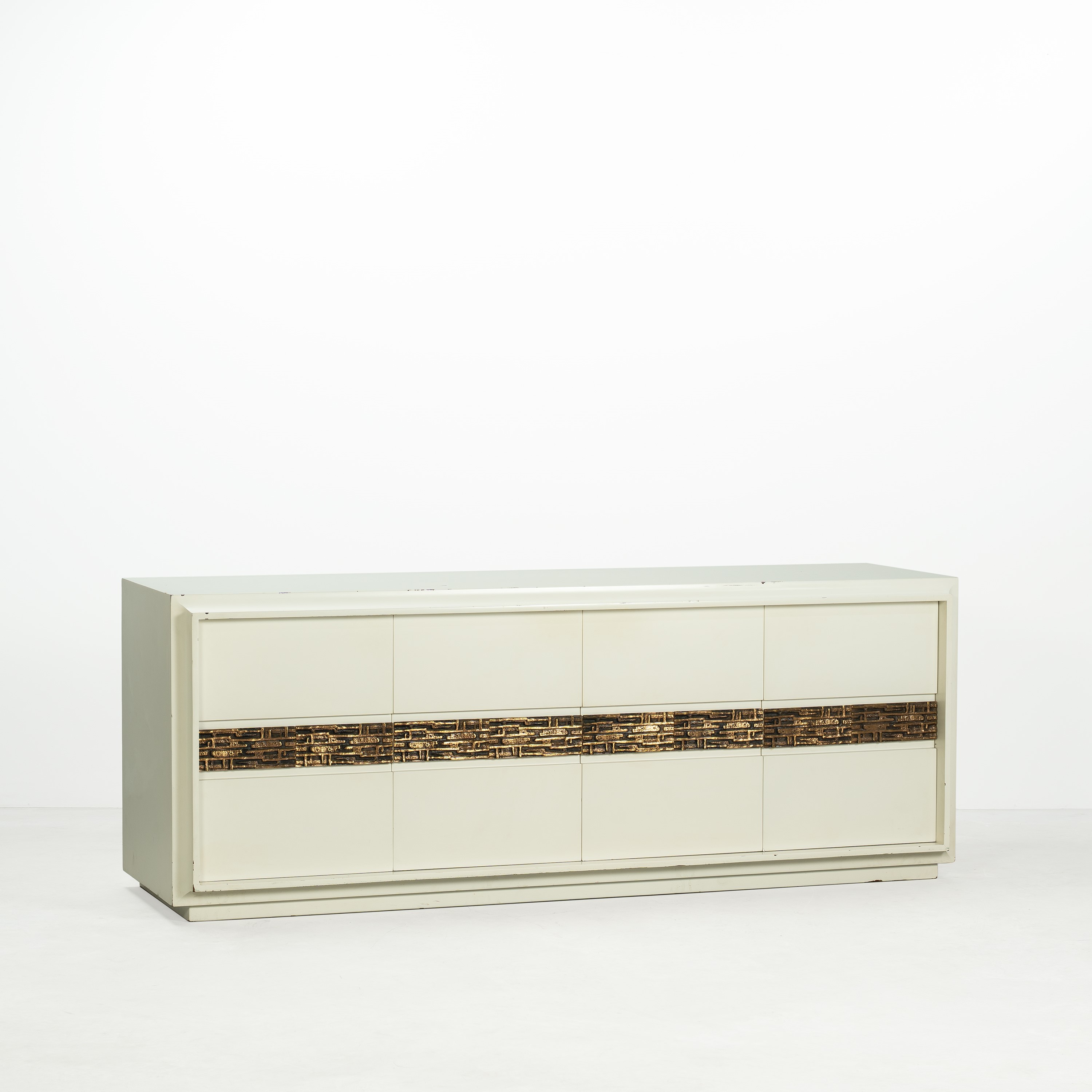 Luciano Frigerio - Credenza "Unicum" in legno laccato con elementi in bronzo e ottone