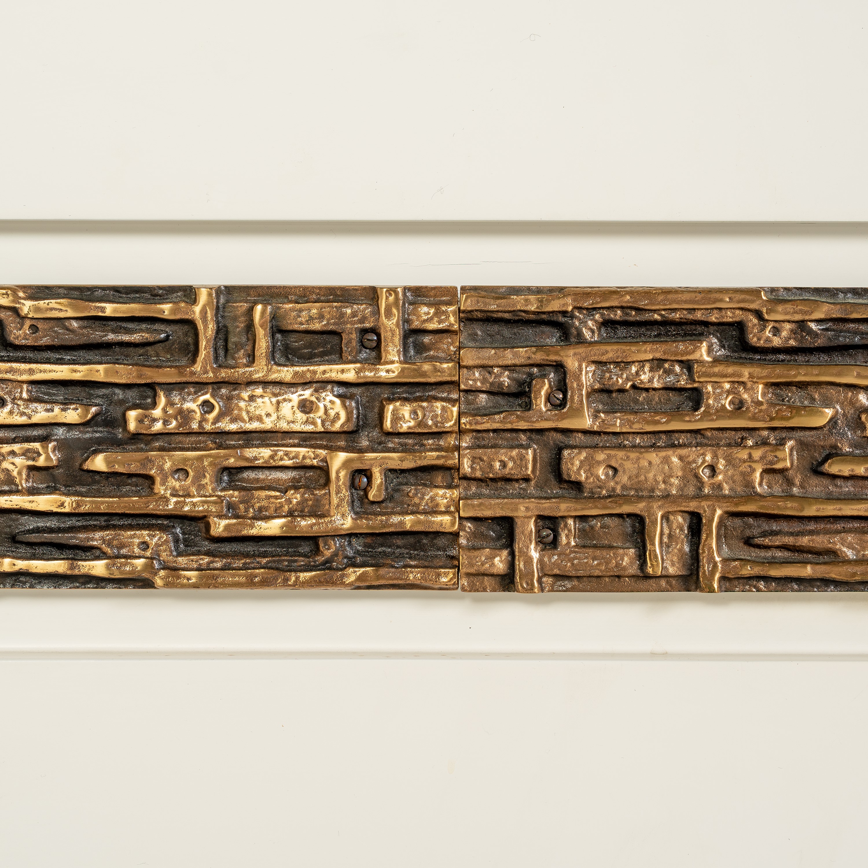 Luciano Frigerio - Credenza "Unicum" in legno laccato con elementi in bronzo e ottone