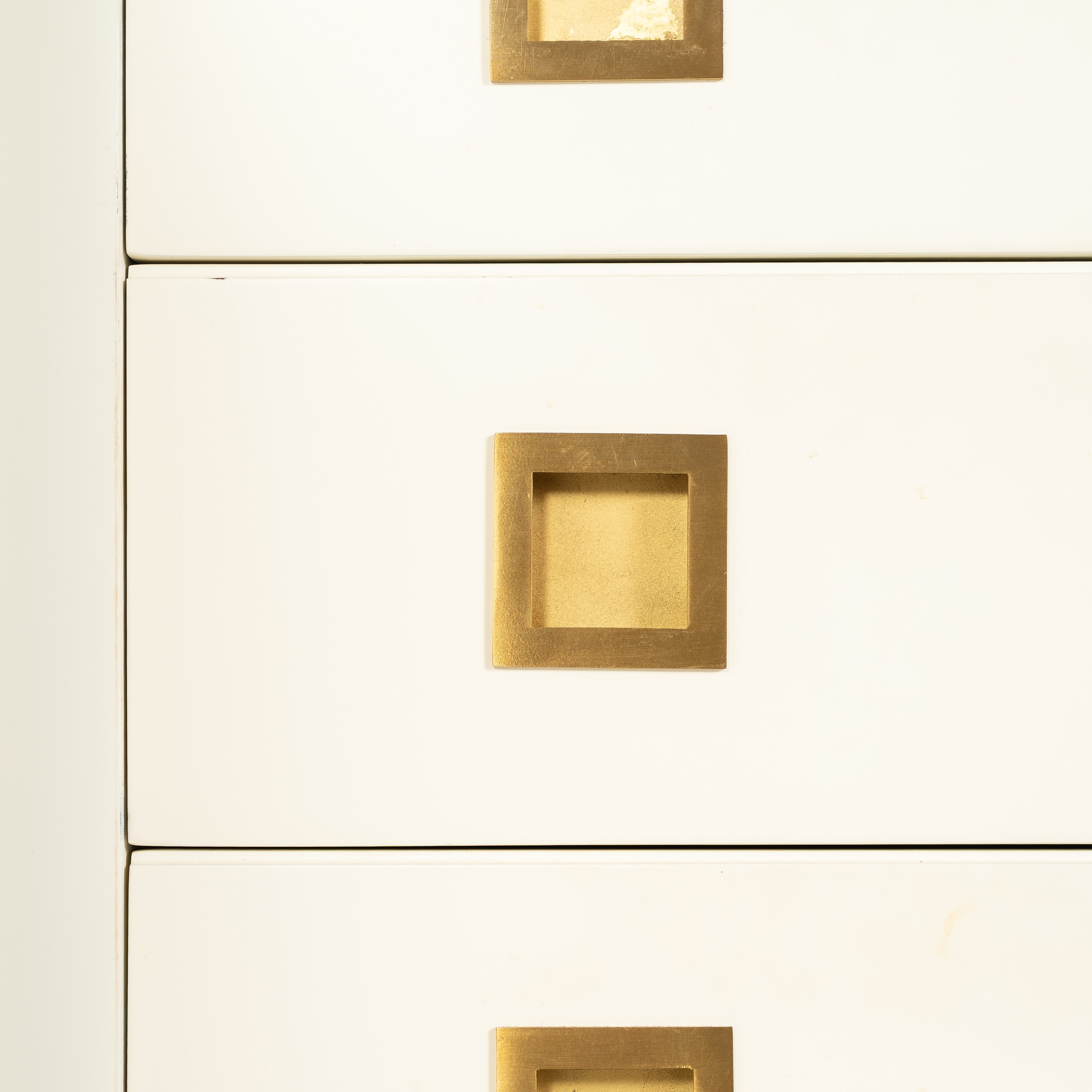 Luciano Frigerio - Credenza "Unicum" in legno laccato con elementi in bronzo e ottone