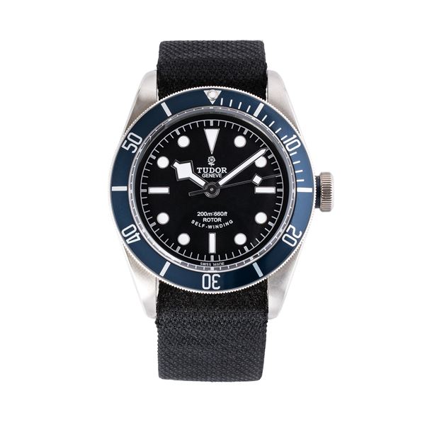 TUDOR - TUDOR - BLACK BAY OROLOGIO SOLO TEMPO A CARICA AUTOMATICA IN ACCIAIO CON QUADRANTE NERO E GHIERA BLU