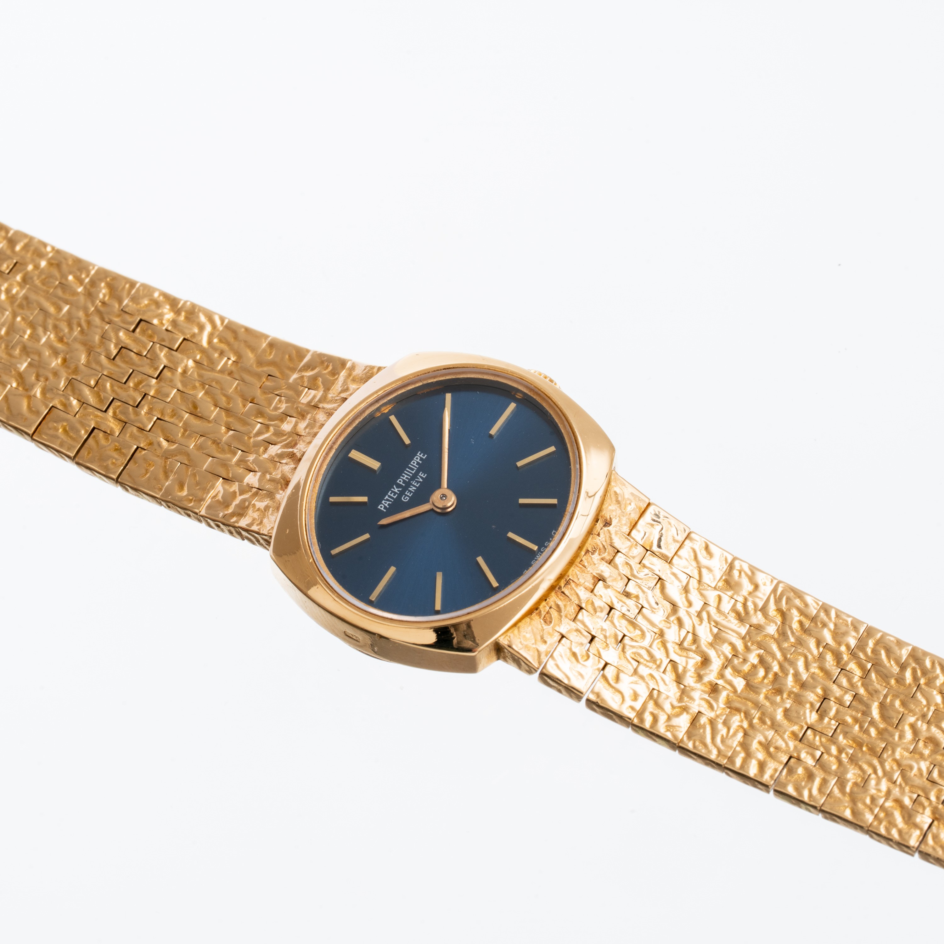 Patek Philippe - Ellipse 4104 1, orologio solo tempo a carica manuale in oro giallo 18 kt con qua...