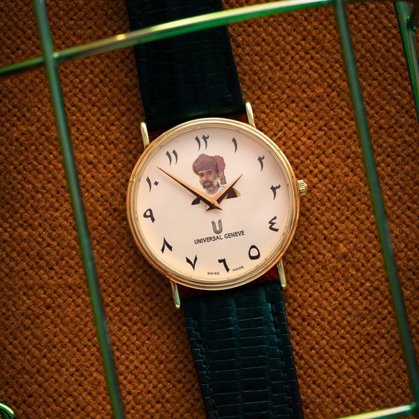 UNIVERSAL GENEVE - UNIVERSAL GENEVE - CALATRAVA OROLOGIO SOLO TEMPO AL QUARZO IN ORO GALLO 18KT, INDICI ARABICI E QUADRANTE CON SULTANO QABOOS