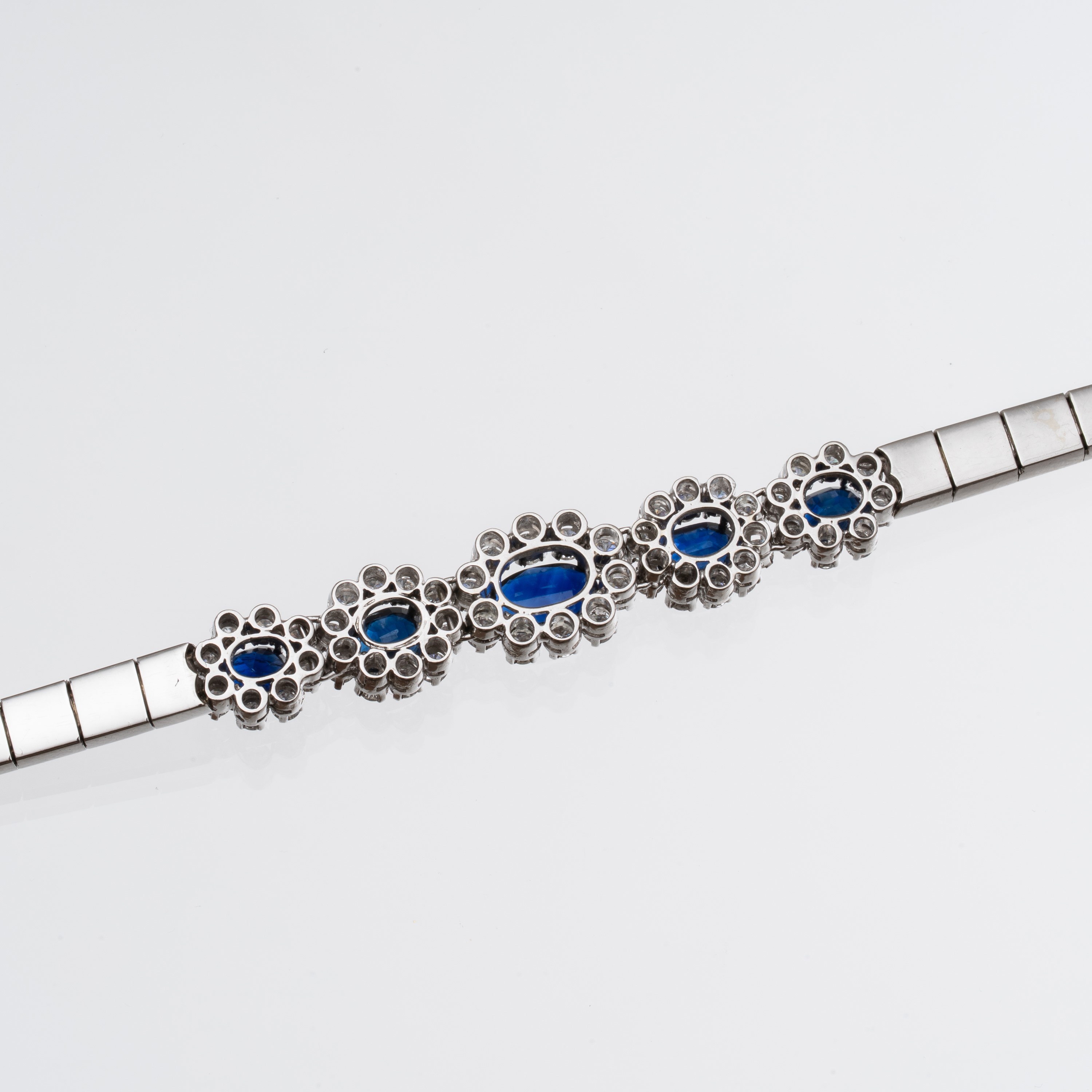 Parure in oro bianco 18 kt con anello e bracciale, zaffiri e diamanti