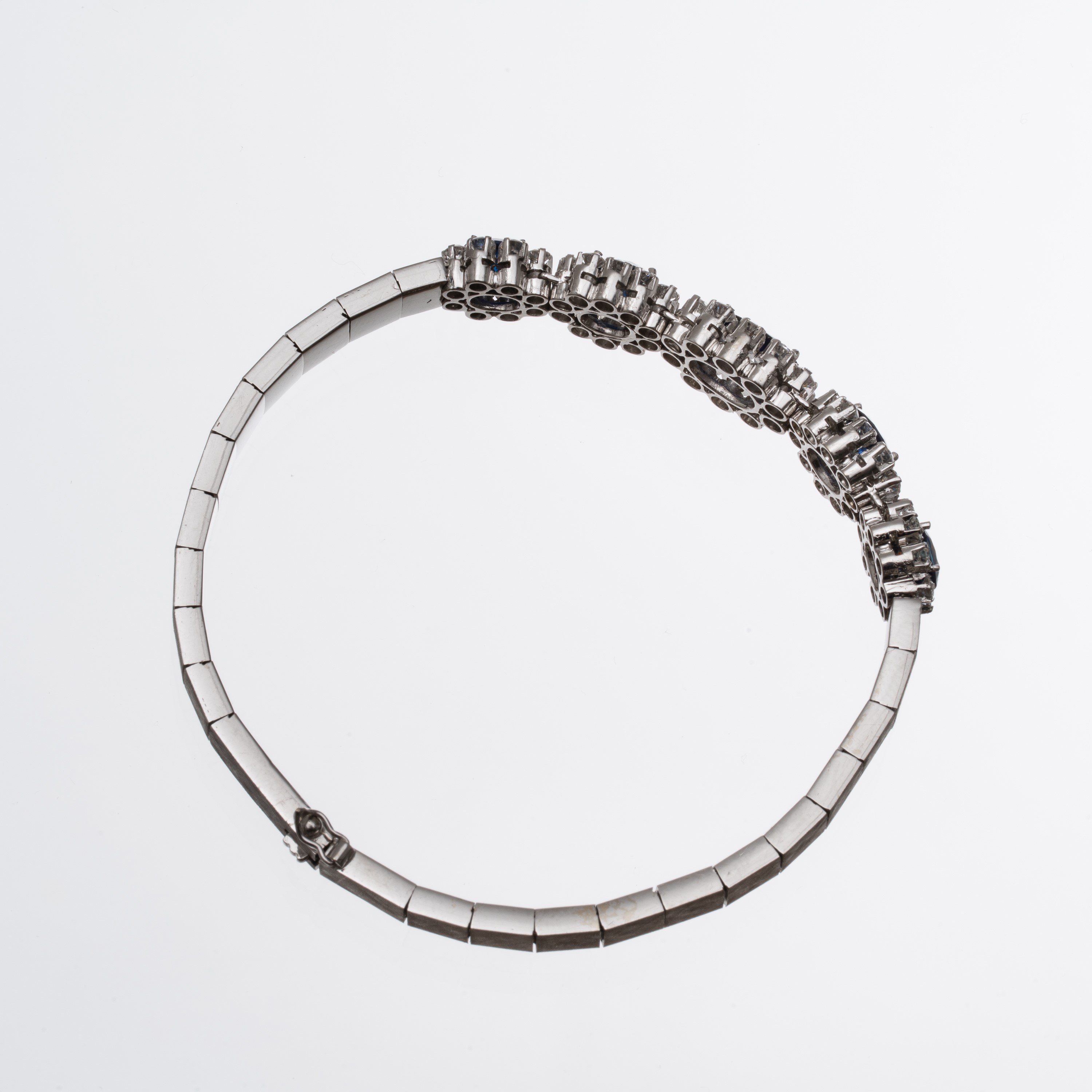 Parure in oro bianco 18 kt con anello e bracciale, zaffiri e diamanti