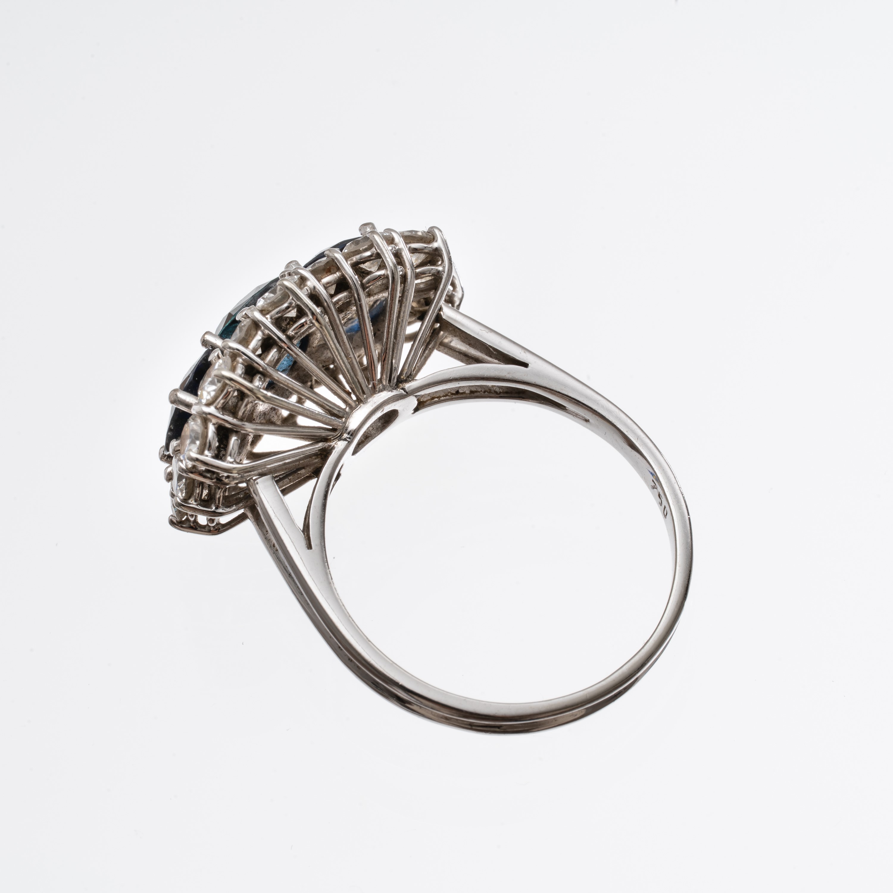 Parure in oro bianco 18 kt con anello e bracciale, zaffiri e diamanti