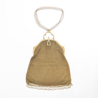 Pochette, in oro giallo 14 kt con manico in maglia d’oro