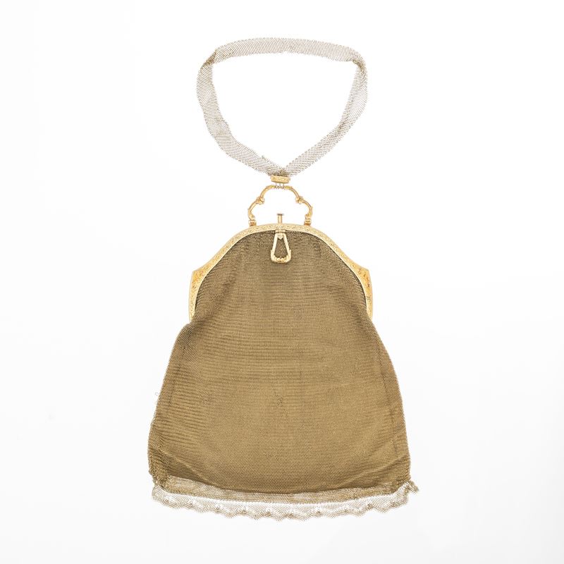 Pochette, in oro giallo 14 kt con manico in maglia d’oro