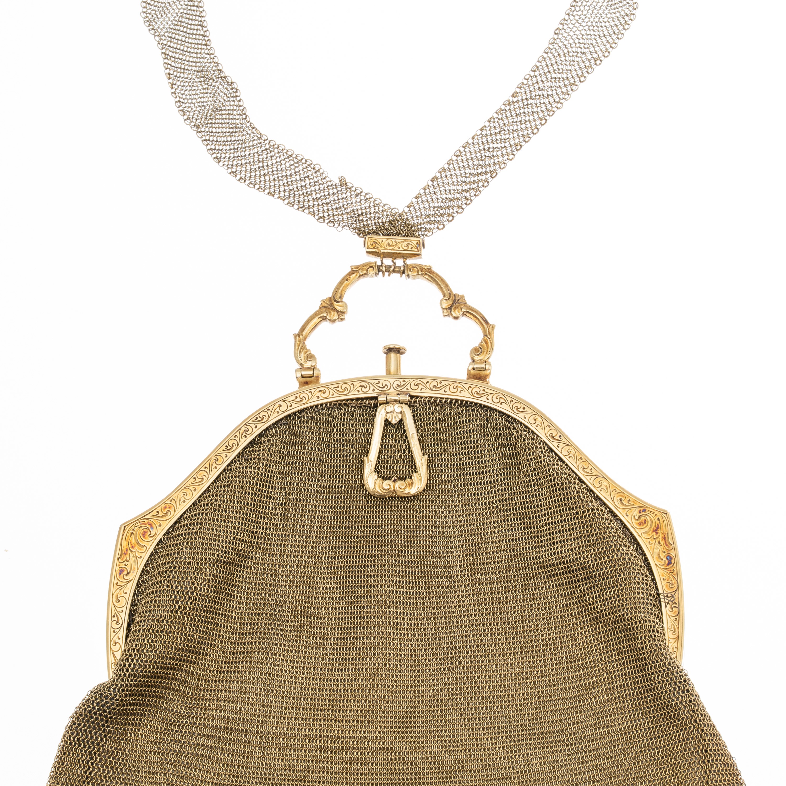 Pochette, in oro giallo 14 kt con manico in maglia d’oro