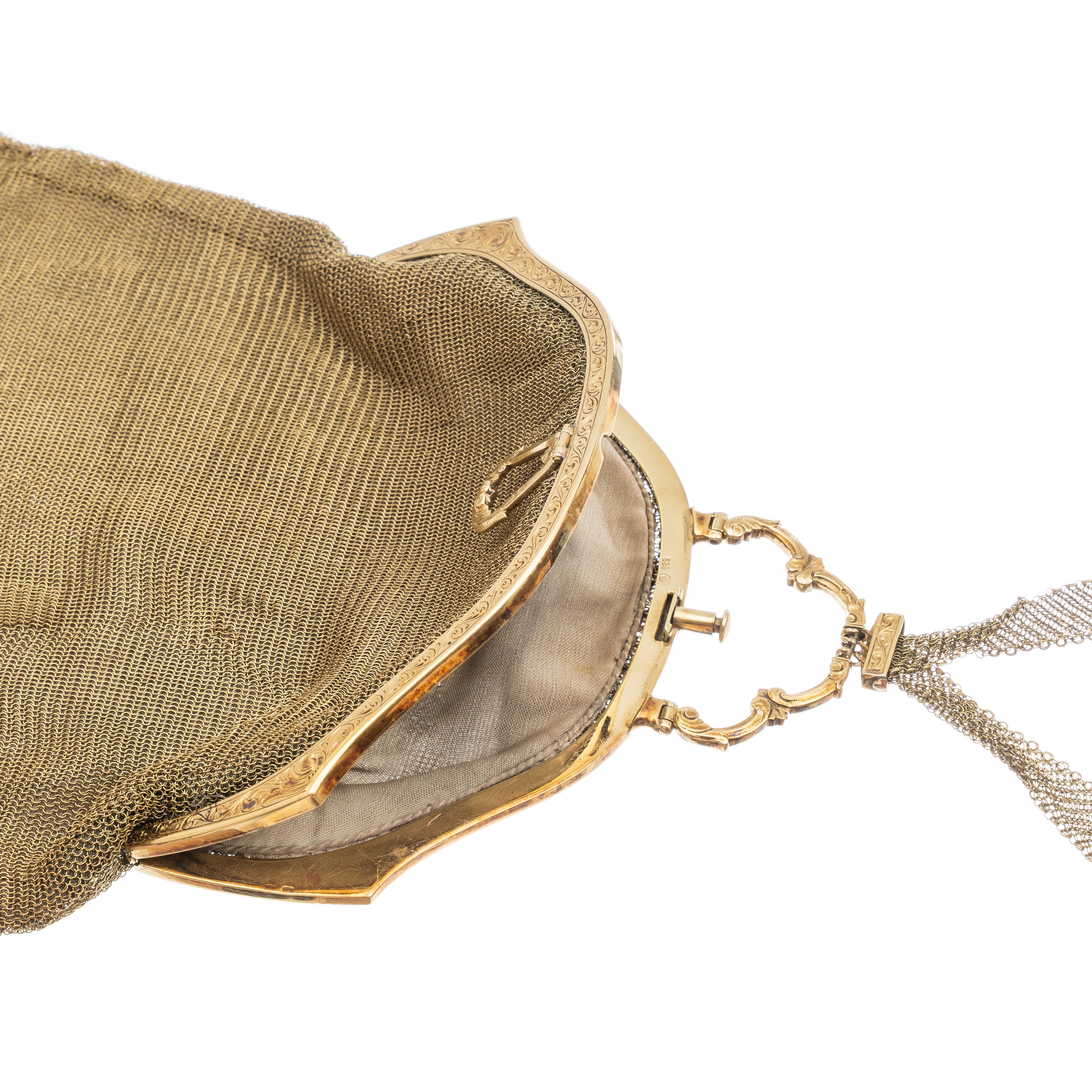 Pochette, in oro giallo 14 kt con manico in maglia d’oro