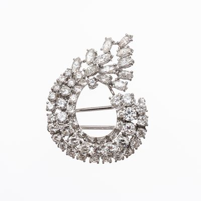Spilla in oro bianco 18 kt con diamanti taglio brillante (circa 3,00 ct), montatura con elementi ...