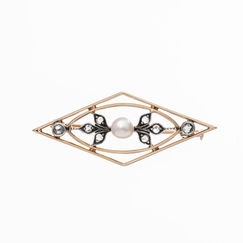 Spilla in oro giallo 18 kt con perla centrale e rosette in diamante